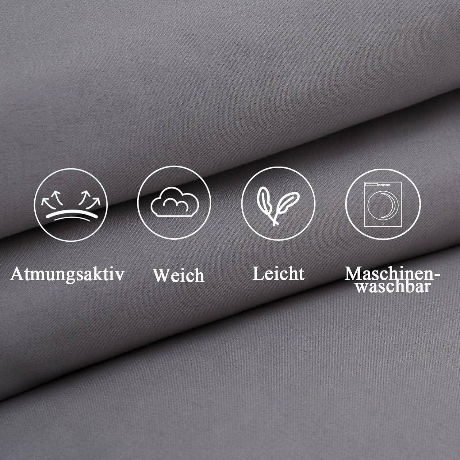 Graues Gewebe mit Symbolen und Wörtern, die Eigenschaften anzeigen: 'Atmungsaktiv', 'Weich', 'Leicht', 'Maschinenwaschbar'.