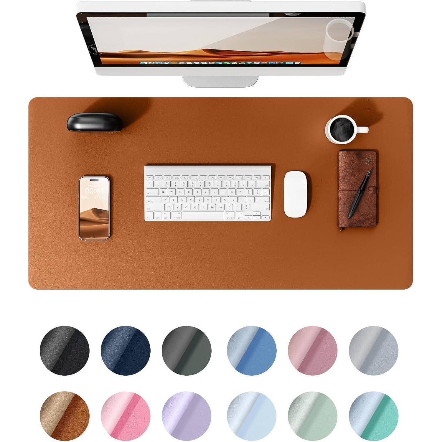 Ein aufgeräumter Arbeitsplatz mit einem iMac, Tastatur, Maus, Telefon, Kaffeetasse, Notizbuch, Stift und verschiedenen Farboptionen für eine Schreibtischunterlage.