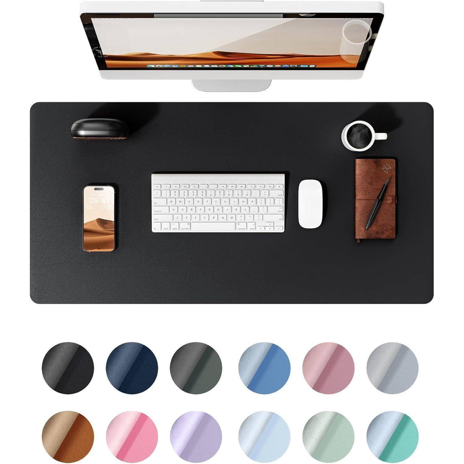 Ein aufgeräumter Schreibtisch mit einem Monitor, Tastatur, Maus, Smartphone und Notizbuch auf einer schwarzen Matte. Verschiedene Farboptionen für die Matte sind darunter dargestellt.