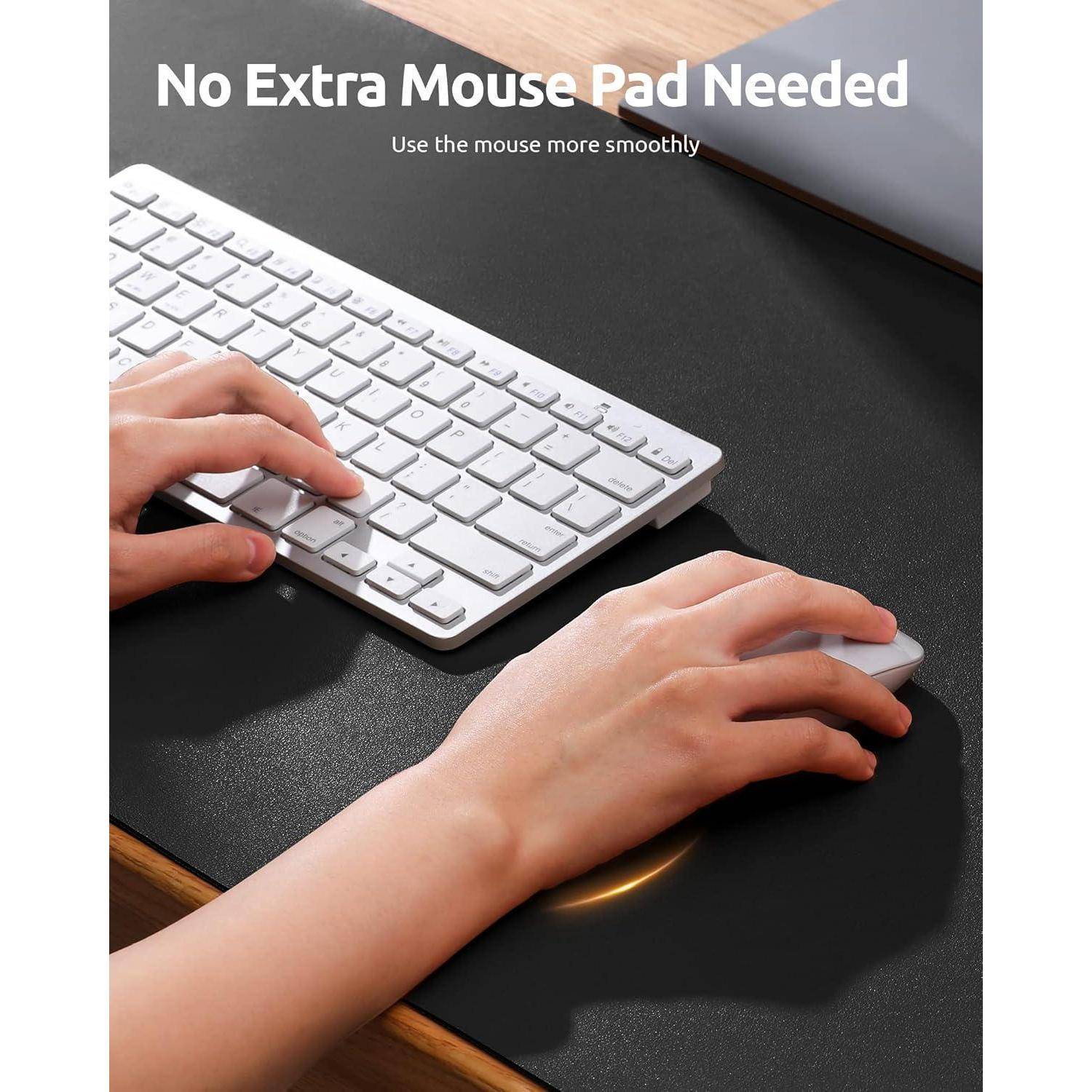 Hände, die eine Computermaus und Tastatur auf einer glatten schwarzen Schreibtischunterlage benutzen. Text lautet: 'Kein zusätzliches Mousepad benötigt. Bewegen Sie die Maus noch smootherer.