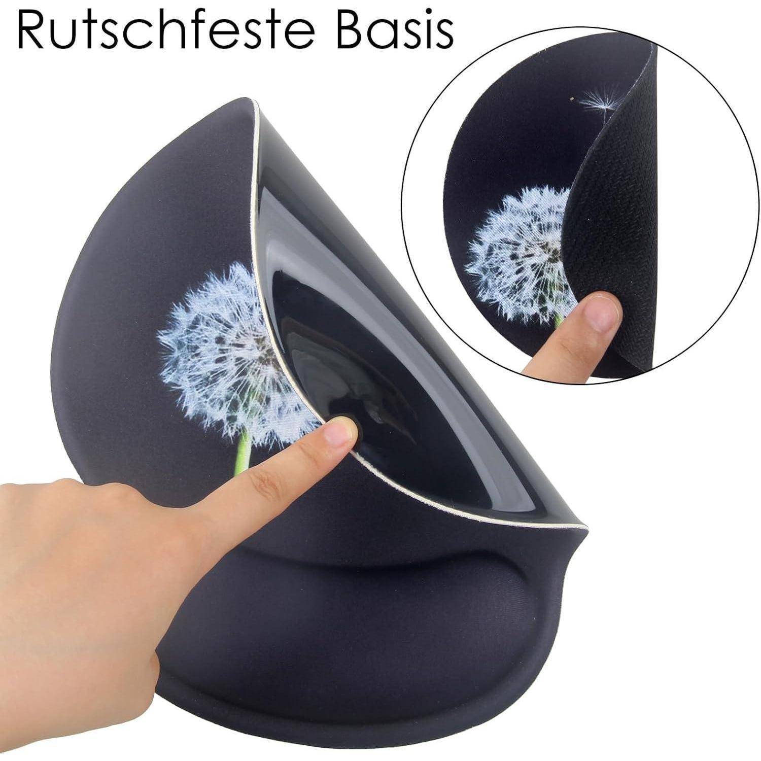 Eine Hand hebt die Ecke eines schwarzen Mousepads mit einem Löwenzahnbild und zeigt die rutschfeste Unterseite. Der Text lautet „Rutschfeste Basis
