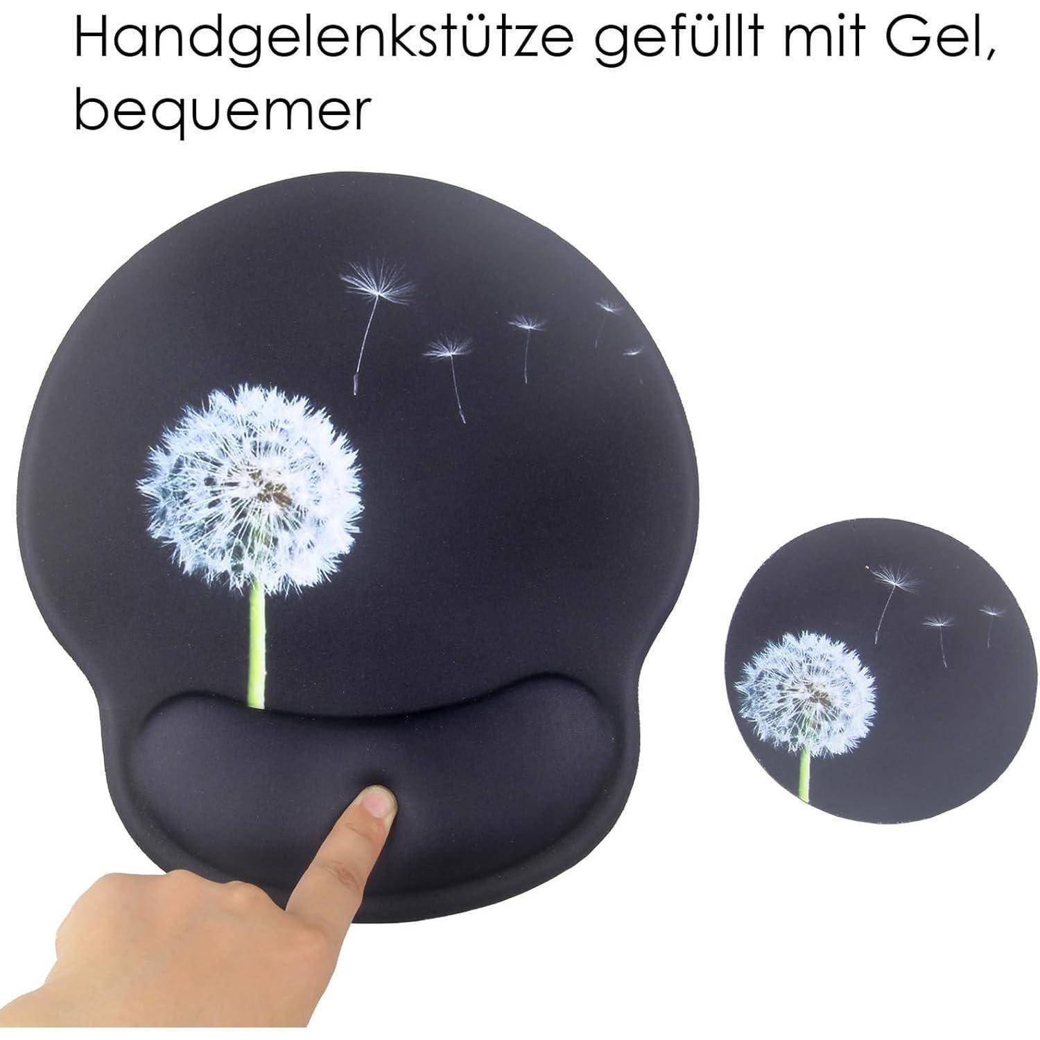 Eine Hand zeigt auf ein schwarzes Mauspad mit Handgelenkauflage. Das Pad hat ein Löwenzahn-Design. Text auf Deutsch liest sich: 