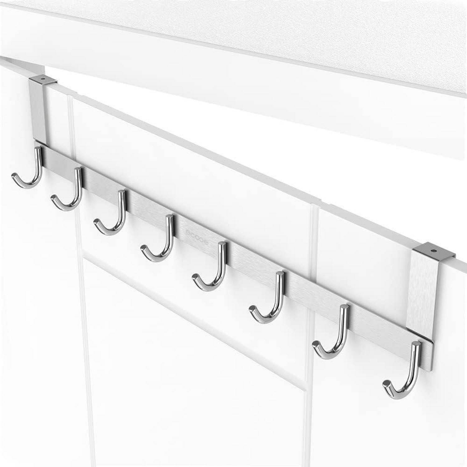 Türhaken-Garderobe mit acht Metallhaken zum Aufhängen von Gegenständen, entwickelt, um Stauraum zu schaffen, ohne zusätzlichen Platz an der Tür zu beanspruchen.