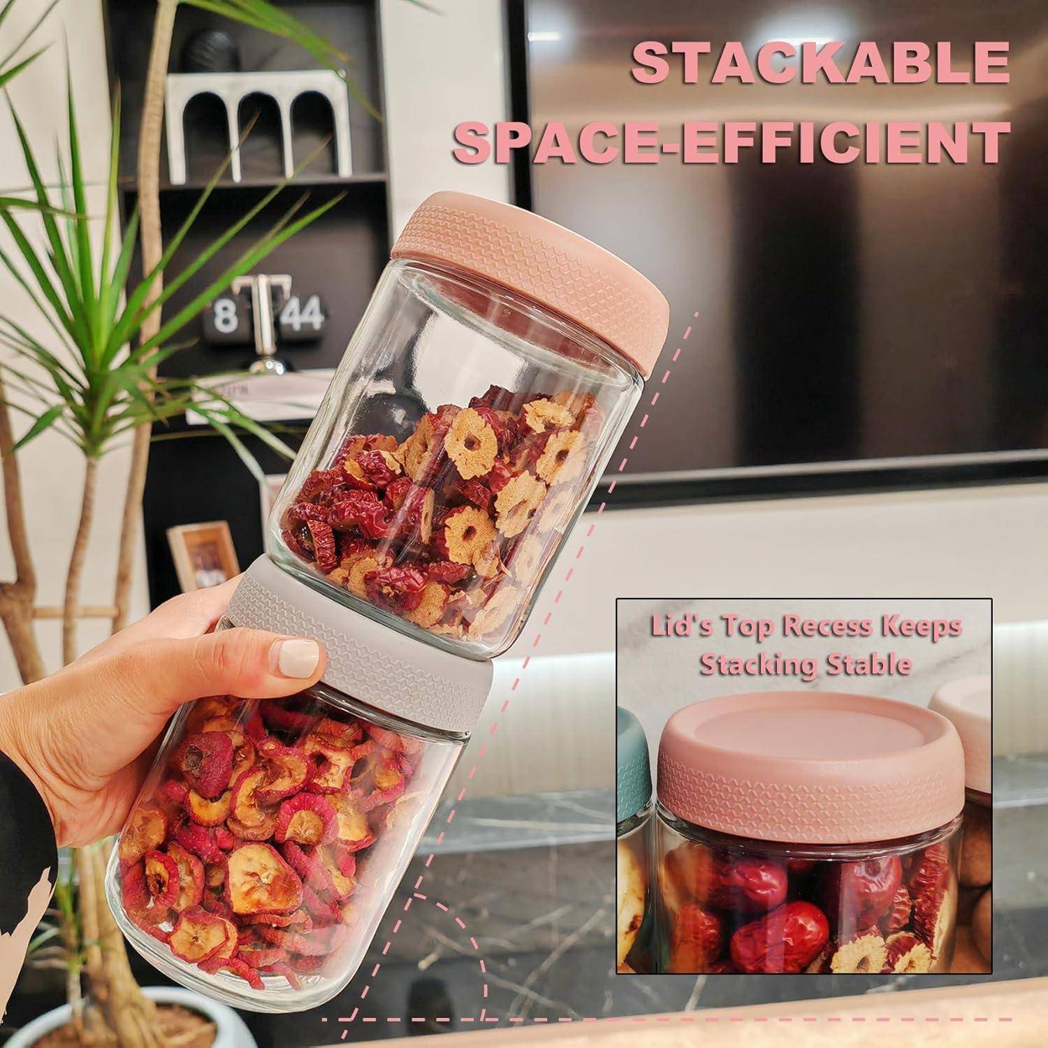 Person holding a stackable container filled with dried fruit slices. Text reads 'Stapelbar und platzsparend' and 'Die Vertiefung im Deckel sorgt für stabiles Stapeln'.