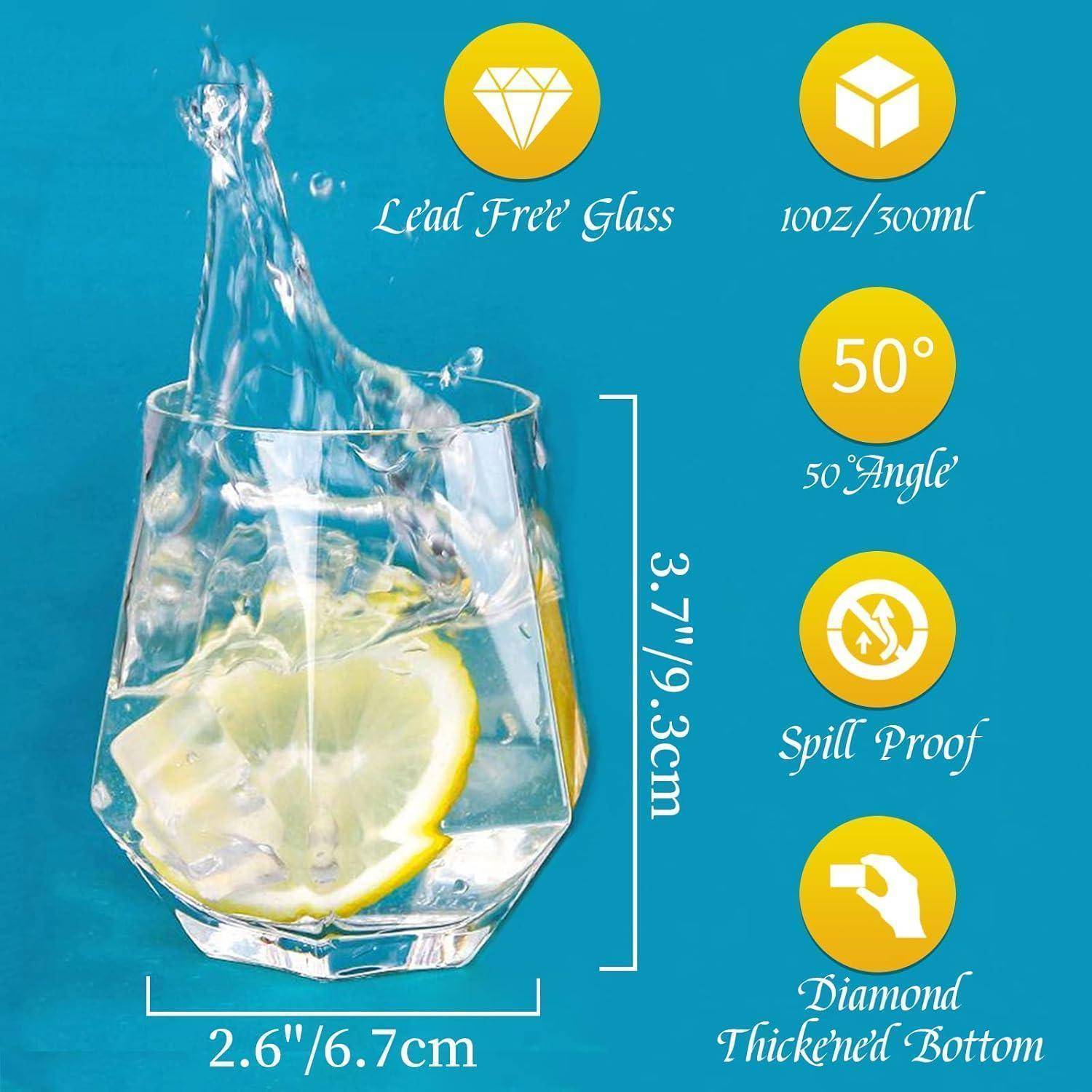 Ein Glas Wasser mit Zitronenscheiben, das eingegossen wird, gekennzeichnet als 'bleifrei', mit einem Fassungsvermögen von 10 Unzen/300 ml, in einem 50-Grad-Winkel, auslaufsicher, mit diamantgeschliffenem, verstärktem Boden.