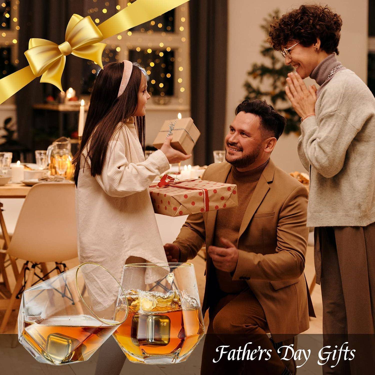 Eine Familie, die sich bei einem festlichen Abendessen Geschenke überreicht, mit dem Text 