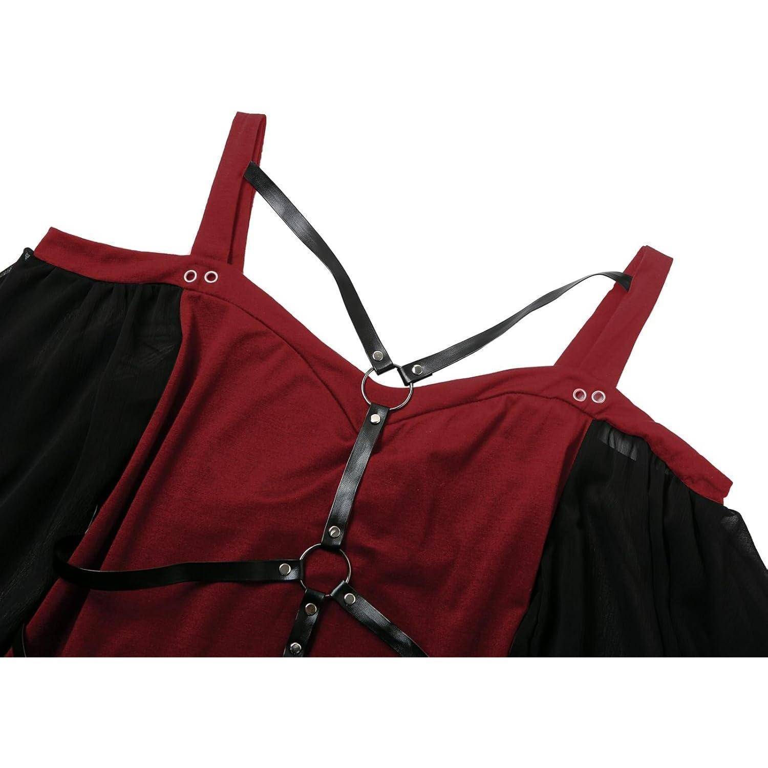 Rotes und schwarzes Gothic-Shirt im Stil der Gothic-Mode mit schwarzen Trägern und Metallringen, mit einer schulterfreien Schnittführung und durchsichtigen schwarzen Ärmeln.