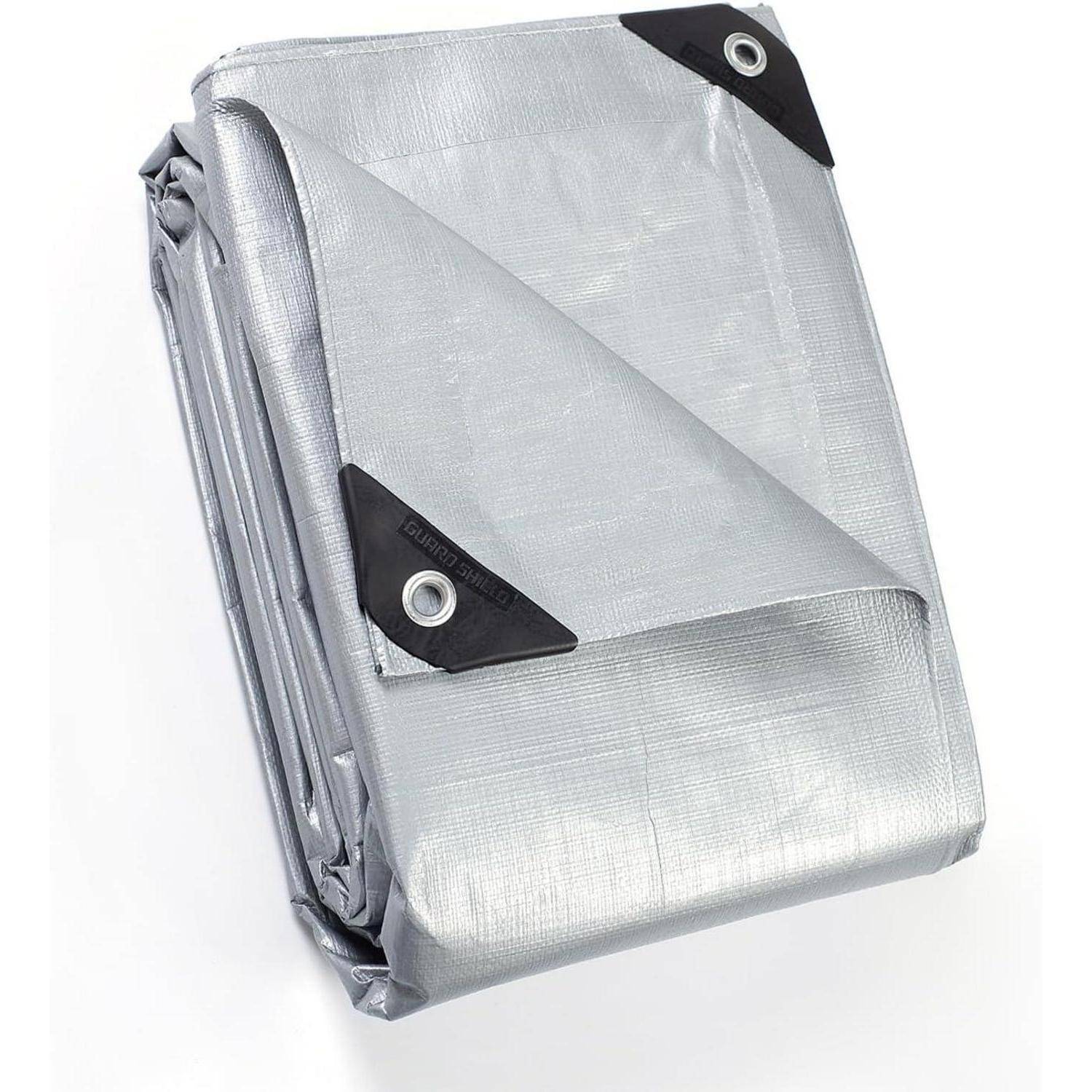Eine gefaltete silberne Plane mit verstärkten Ecken, ausgestattet mit Ösen zum Befestigen. Ideal zum Abdecken und Schutz von Gegenständen vor Witterungseinflüssen.