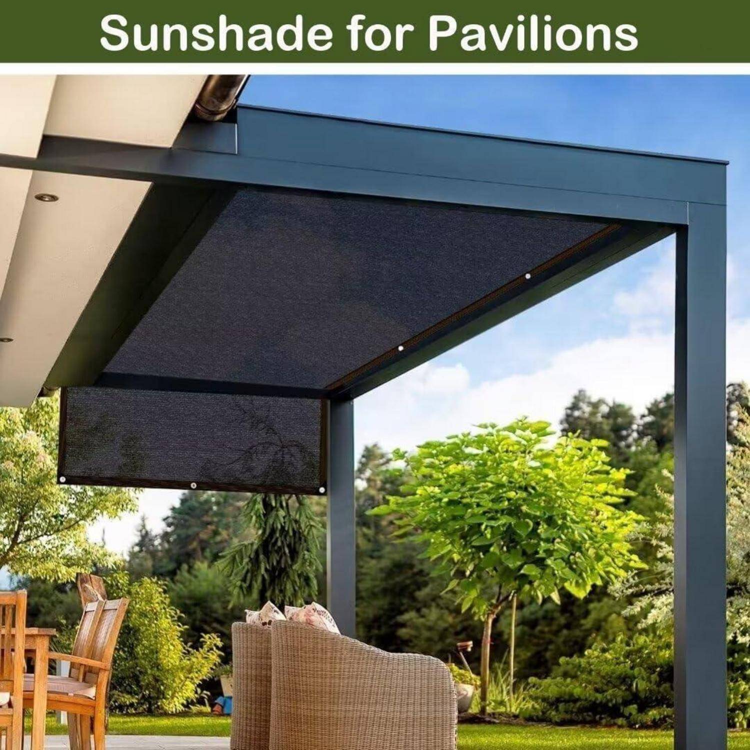 Ein Pavillon mit einem teilweise ausgefahrenen montierten Sonnenschutz, der Schatten spendet. Im Hintergrund sind Bäume und Stühle zu sehen, was auf eine Umgebung im Freien hindeutet.