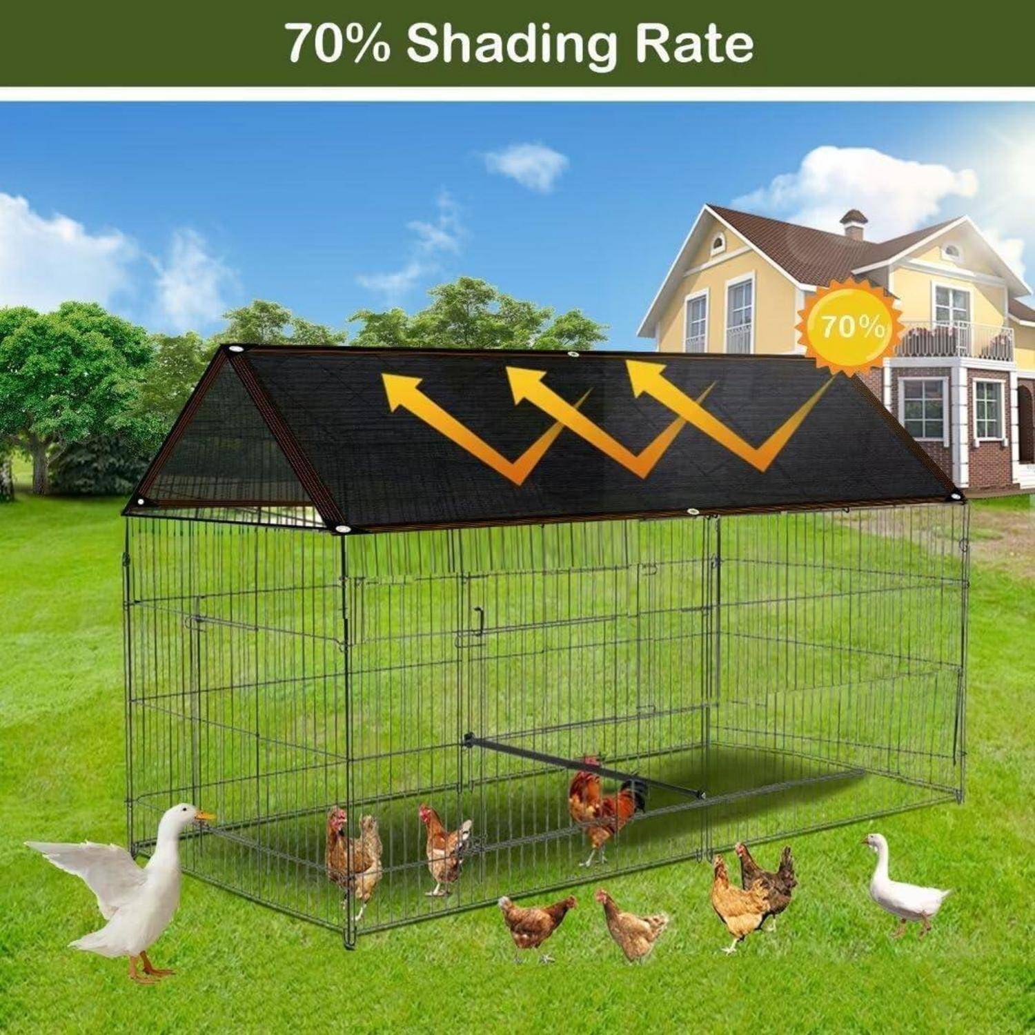 Drahtgeflecht-Hühnerstall im Freien mit 70% Beschattungsrate, Abdeckung lenkt Sonnenlicht ab. Mehrere Hühner und eine Ente befinden sich im Stall. Haus im Hintergrund.