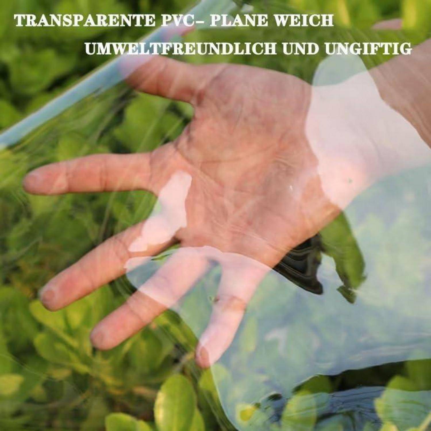 Eine Hand, die ein durchsichtiges, flexibles PVC-Blatt hält, mit Text: 'Transparent PVC-Plane weich umweltfreundlich und ungiftig.' Grünpflanzen im Hintergrund.