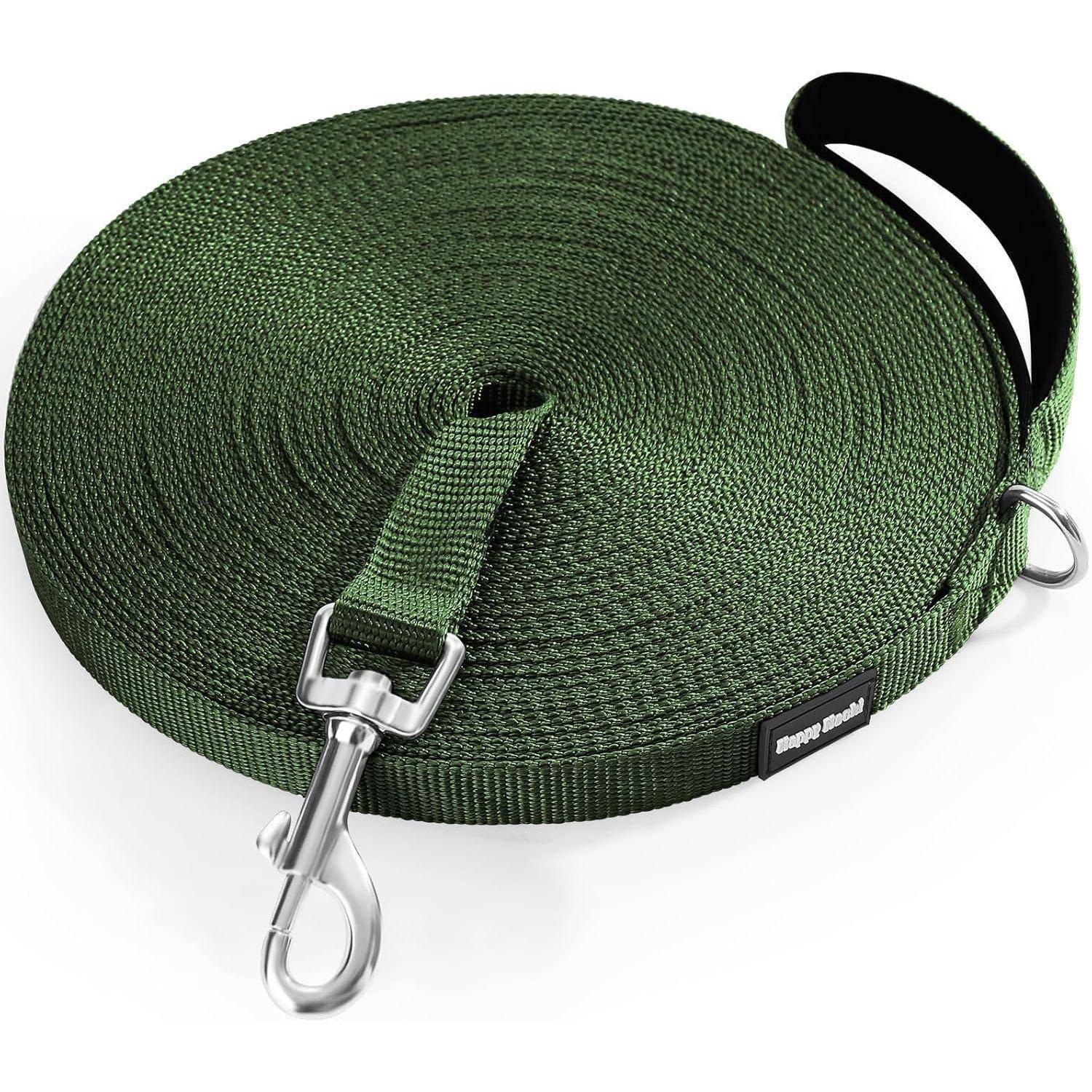 Grüne Nylon-Hundeleine aufgewickelt, mit einer Metallklemme und einer schwarzen Handschlaufe.