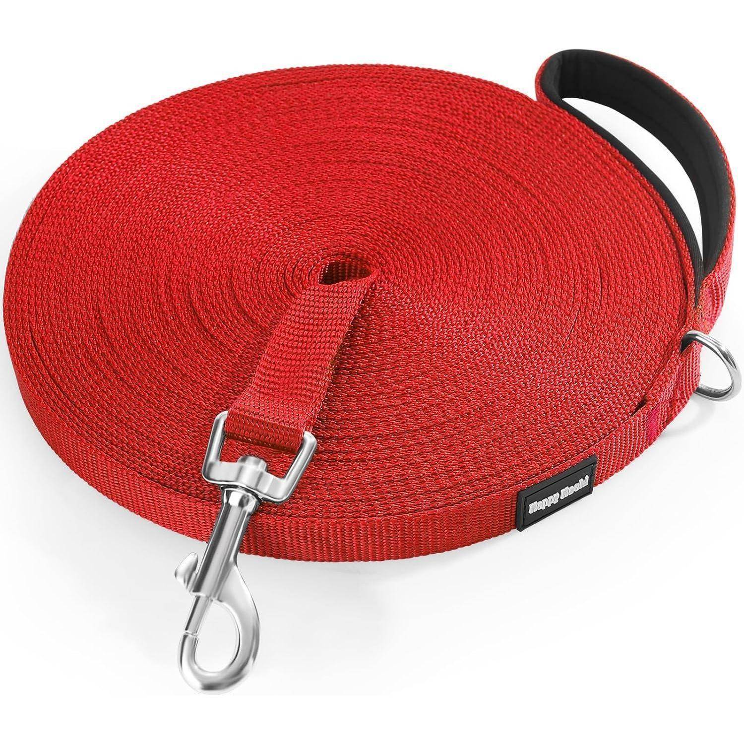 Eine rote, lange Hundeleine, sauber aufgewickelt, mit einer robusten Metallkarabinerhaken und einem schwarzen, gepolsterten Griff.