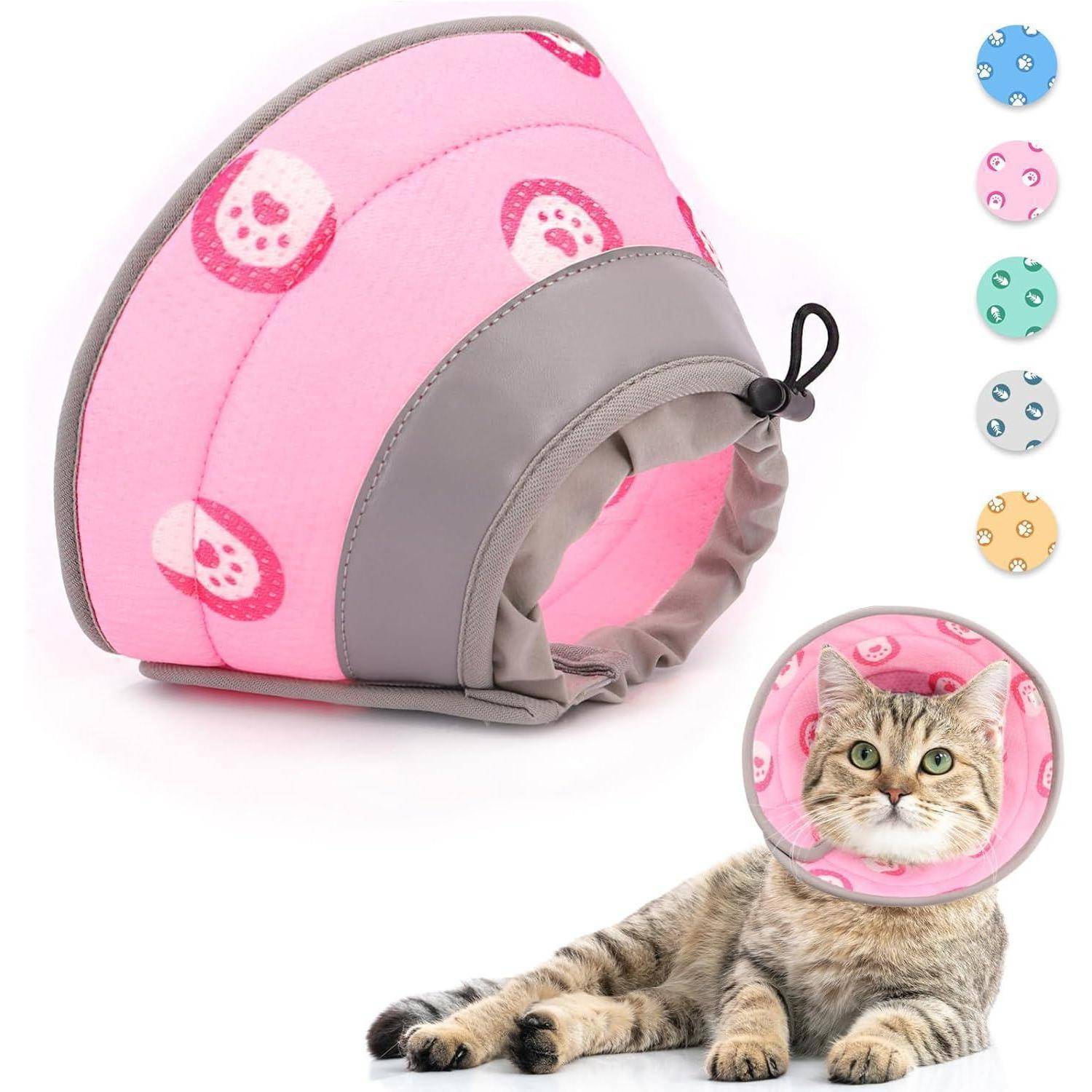 Eine Katze trägt einen weichen, rosa Genesungskegel mit Totenkopfmuster. In der Nähe wird der Kegel in verschiedenen Farben gezeigt: grau, blau, grün und beige.