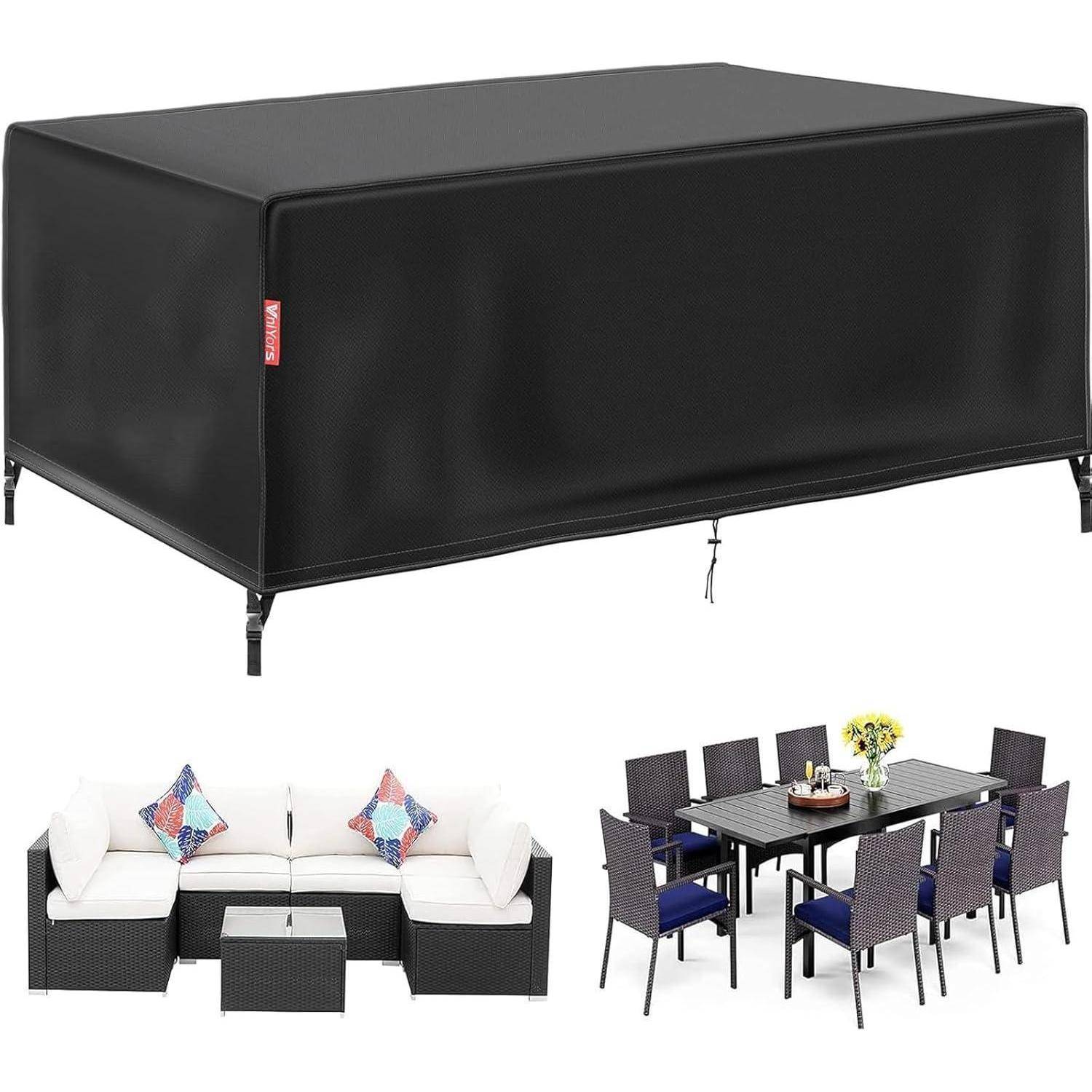 Eine robuste, rechteckige schwarze Möbelabdeckung bedeckt einen Terrassenesstisch. Darunter befinden sich Bilder, die den unbedeckten Sofasatz und den Esstisch zeigen.