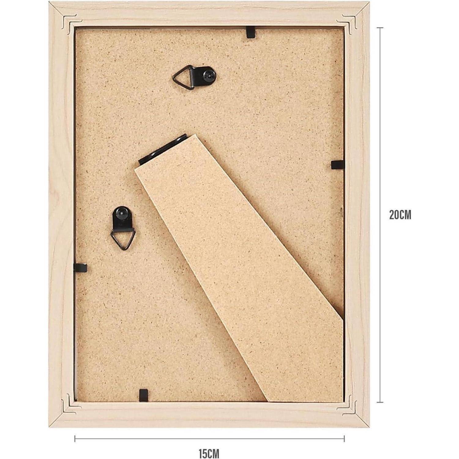 Ein rechteckiger Holz-Fotorahmen, der nach hinten gerichtet ist und einen aufklappbaren Ständer und Aufhänger zeigt. Die Abmessungen betragen 15 cm mal 20 cm.