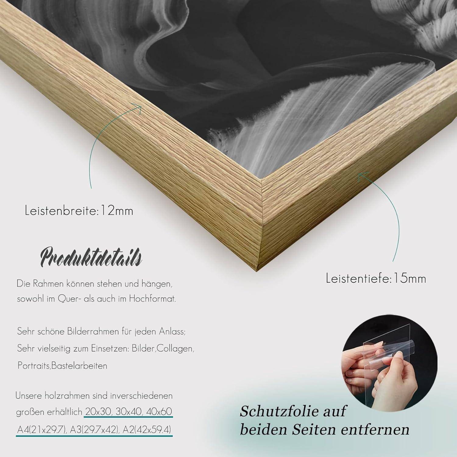 Detailaufnahme einer Holz-Bilderrahmenecke mit Text, der die Rahmenbreite mit 12 mm und die Tiefe mit 15 mm angibt. Zeigt eine Hand, die eine Schutzfolie anbringt.
