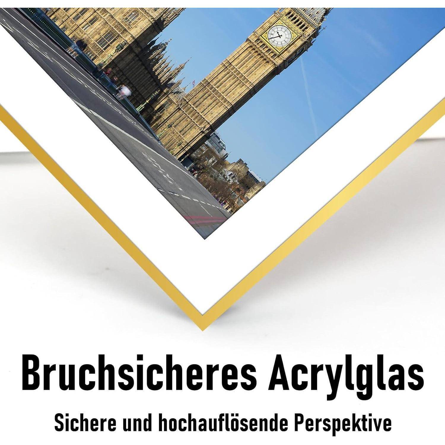 Acrylglas-Rahmen mit einem Bild einer Stadtlandschaft, mit einem hohen Glockenturm im Hintergrund. Text lautet: Bruchsicheres Acrylglas.