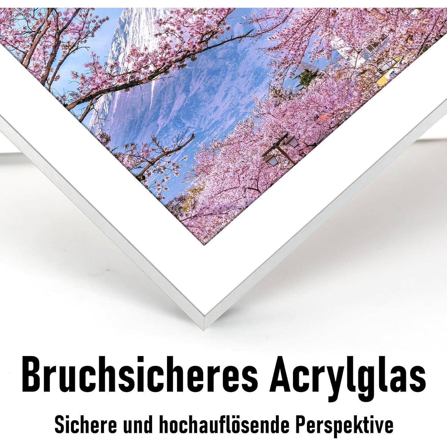Eine Nahaufnahme einer Kunstdruckecke, die Kirschblüten und Berge unter einem klaren Himmel zeigt. Text lautet: 