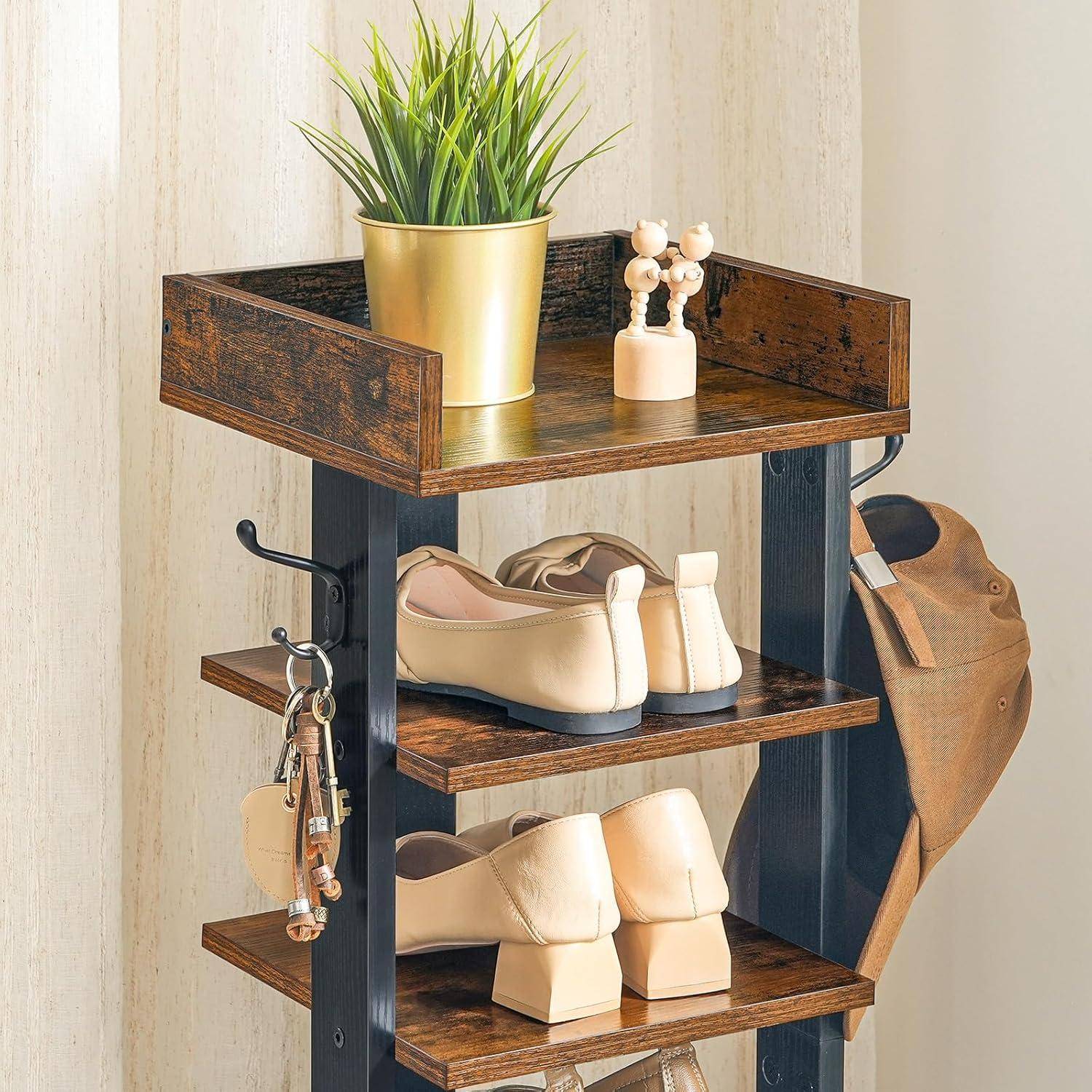 Dreistöckiges Schuhregal mit beigen High Heels und Ballerinas. Schlüssel hängen seitlich. Das obere Regal zeigt einen goldenen Topf mit einer grünen Pflanze und dekorativen Figuren.