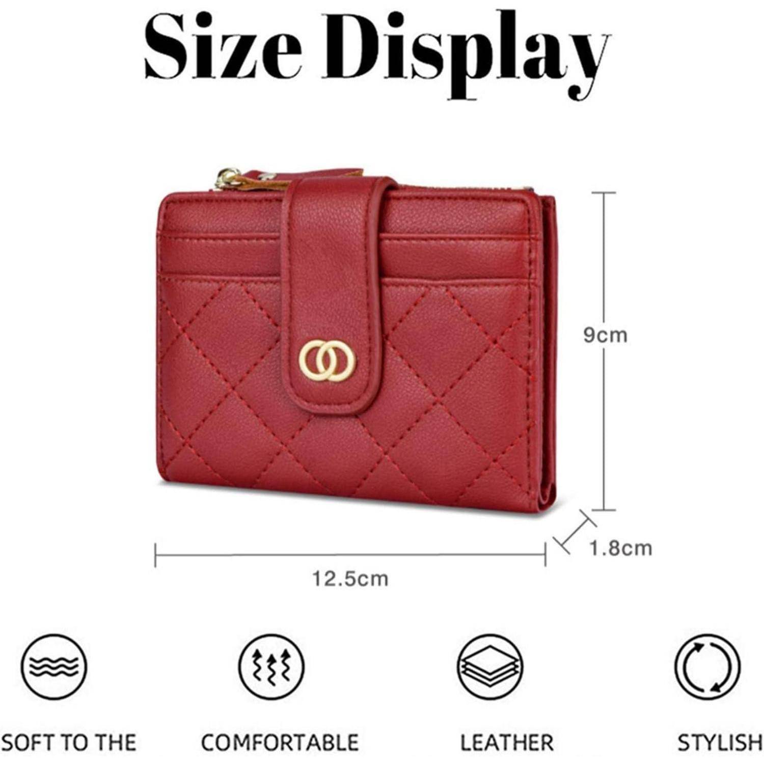 Rote Lederbrieftasche mit gestepptem Muster, Goldlogo und Reißverschluss. Größe: 12,5 cm breit, 9 cm hoch, 1,8 cm tief. Als weich, komfortabel und stilvoll beschriftet.