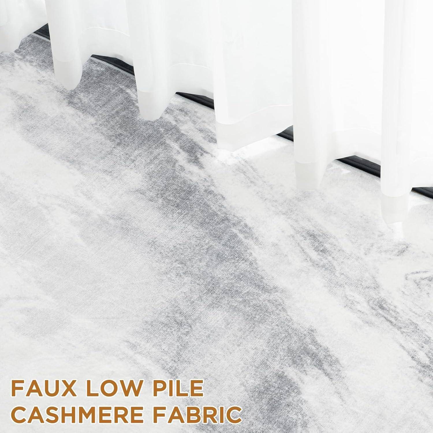Vorhänge, die über einem Fenster zugezogen sind, neben einer Oberfläche oder einem Bereich, der mit „Faux Low Pile Cashmere Fabric