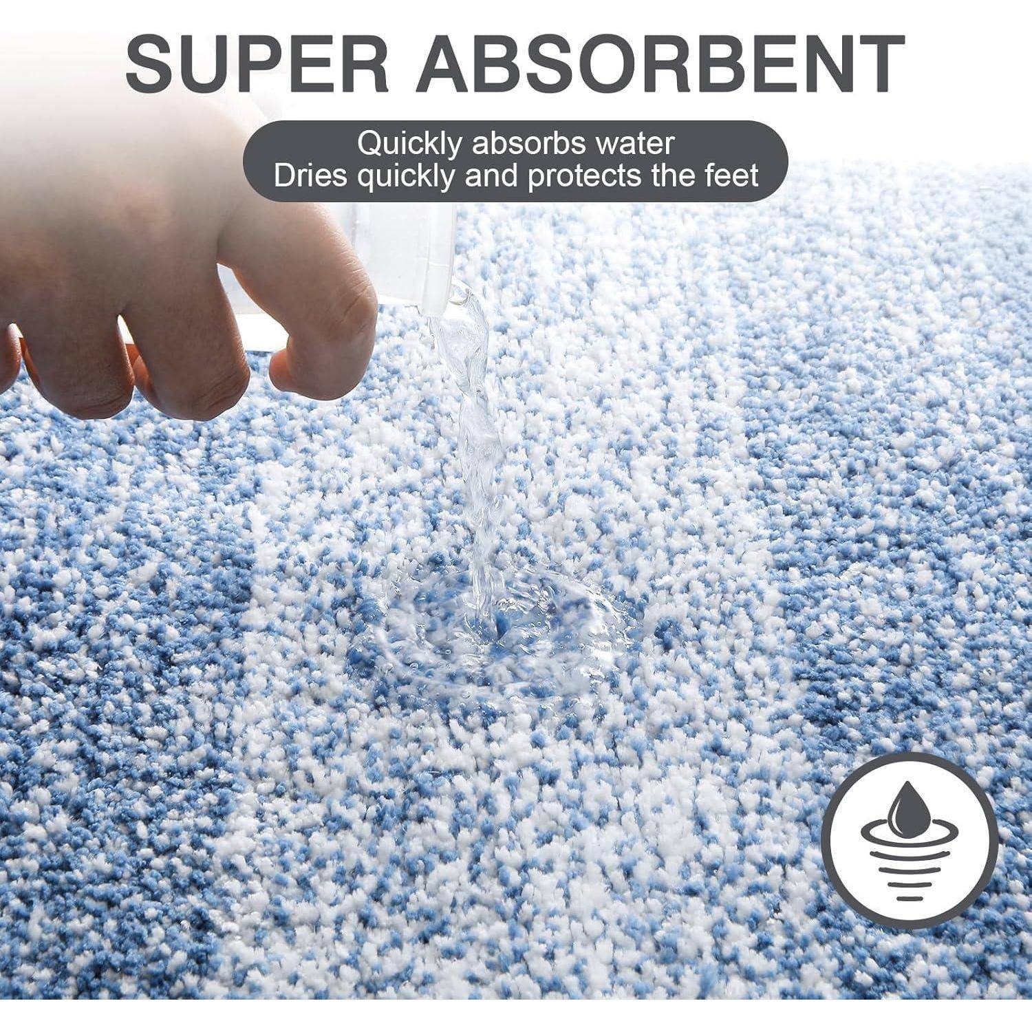 Hand gießt Wasser auf blauen Teppich mit Text 