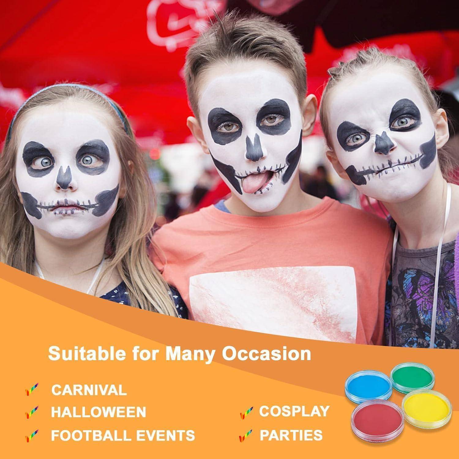 Drei Kinder mit Totenkopf-Schminkung lächeln in die Kamera, gekleidet für eine Veranstaltung. Text lautet: 'Geeignet für viele Anlässe: Karneval, Halloween, Fußballveranstaltungen, Cosplay, Partys'.