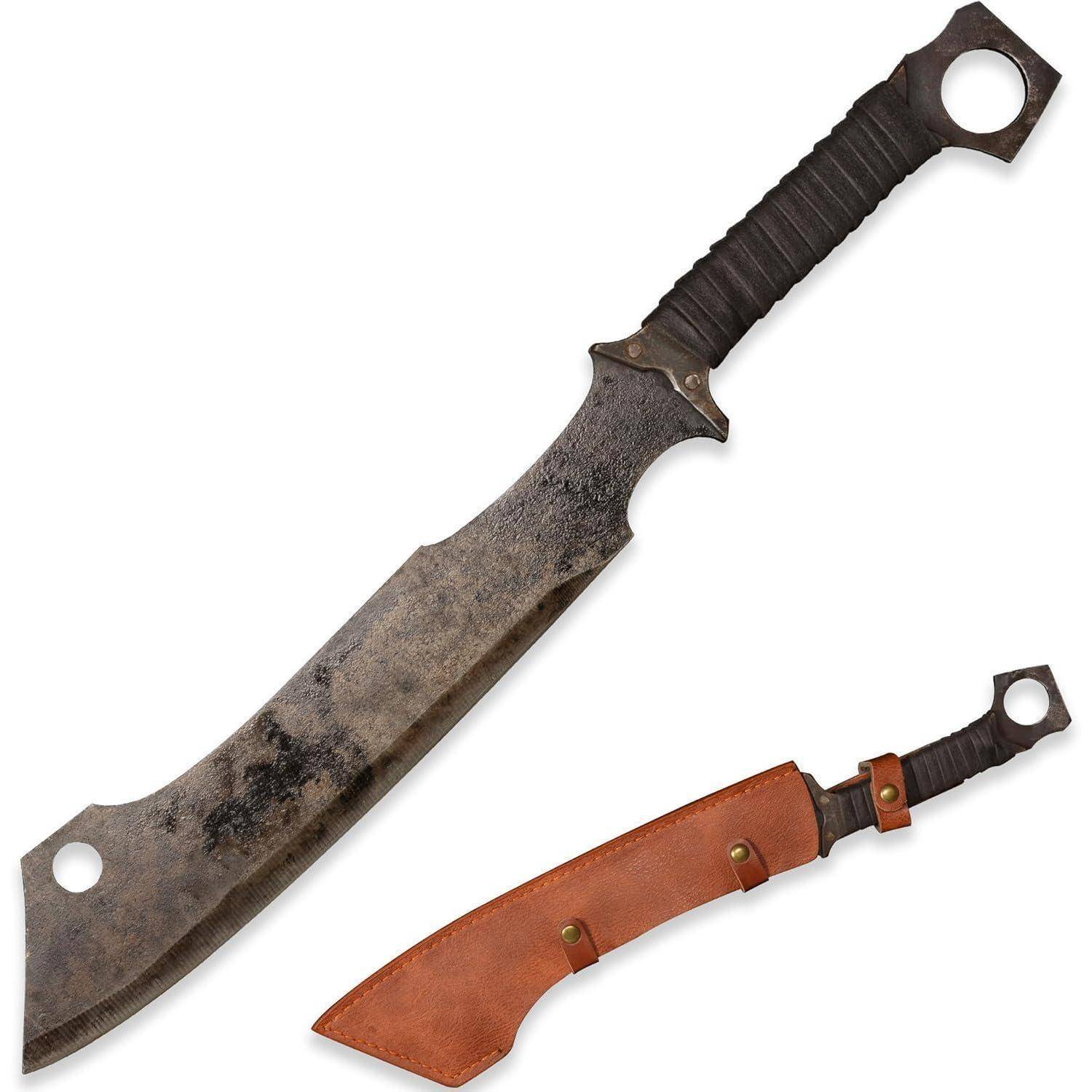 Eine große, robuste Machete mit umwickeltem Griff und einem kreisförmigen Loch am Ende. Eine braune Lederscheide ist so gestaltet, dass sie die Klinge aufnimmt.