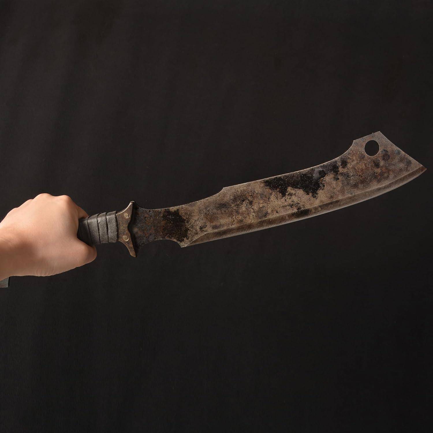 Eine Hand umfasst fest ein großes, rostiges Messer mit einem Loch nahe der Spitze der Klinge, vor einem dunklen Hintergrund.