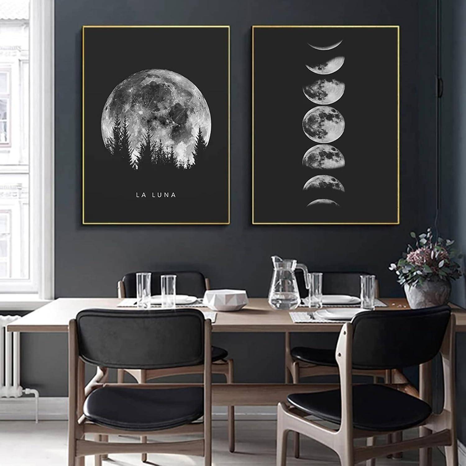 Mondthematische Kunstdrucke hängen über einem Esstisch mit Stühlen und zeigen einen Vollmond mit Baumsilhouetten und Mondphasen, beschriftet mit 