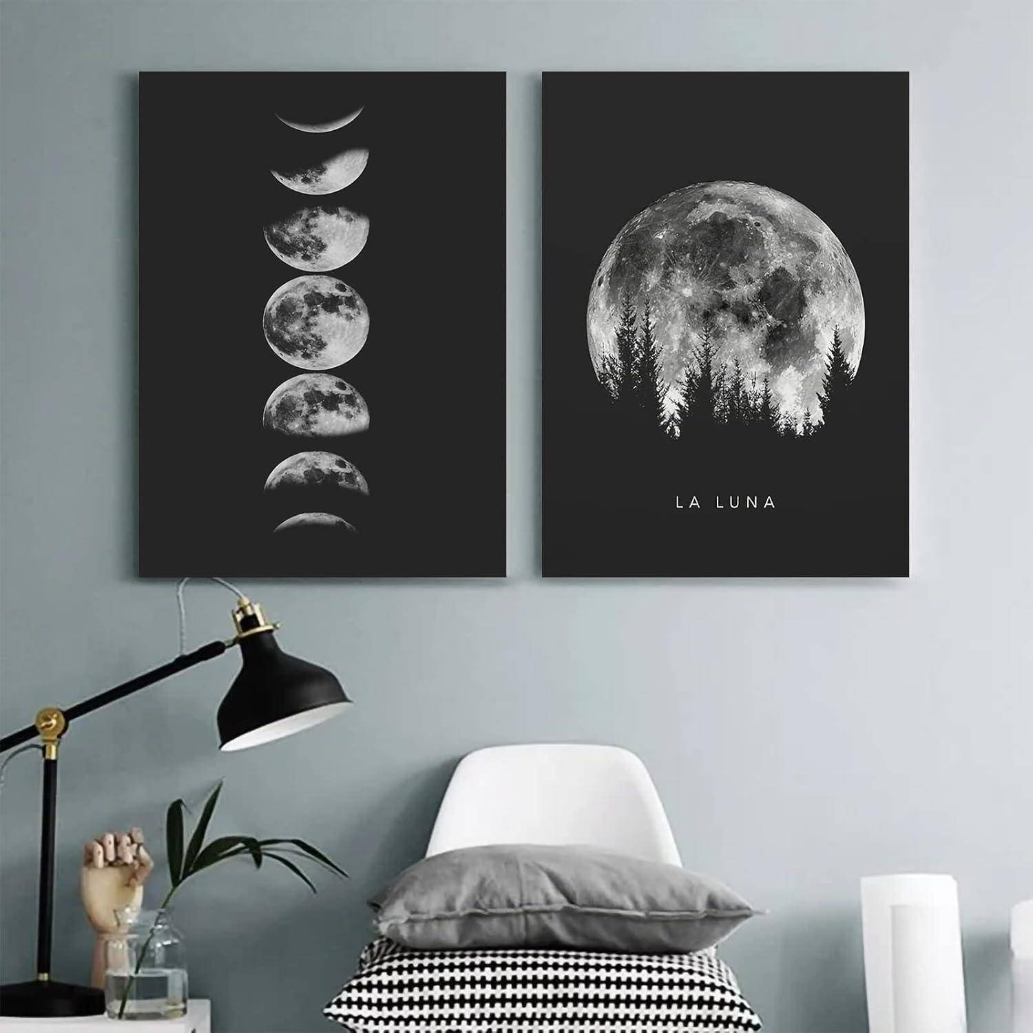 Zwei Wandkunstwerke: Eines mit Mondphasen und das andere ein Vollmond mit Bäumen darunter und dem Text „La Luna