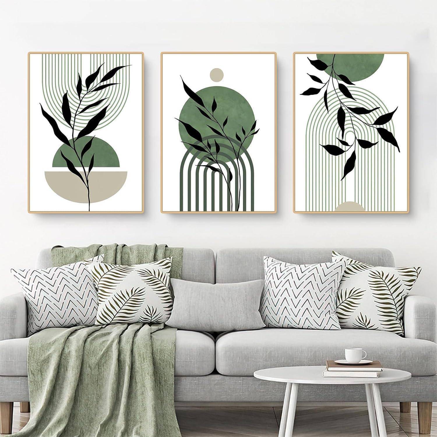Ein modernes Wohnzimmer mit einem grauen Sofa, dekoriert mit grün-weiß gemusterten Kissen und grün-thematischer abstrakter Kunst an der Wand.