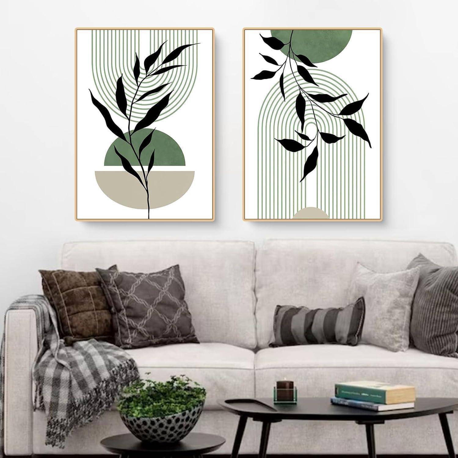 Ein gemütliches Wohnzimmer mit einem weißen Sofa, grauen und braunen Kissen und dekorativer, pflanzenthematischer Wandkunst.