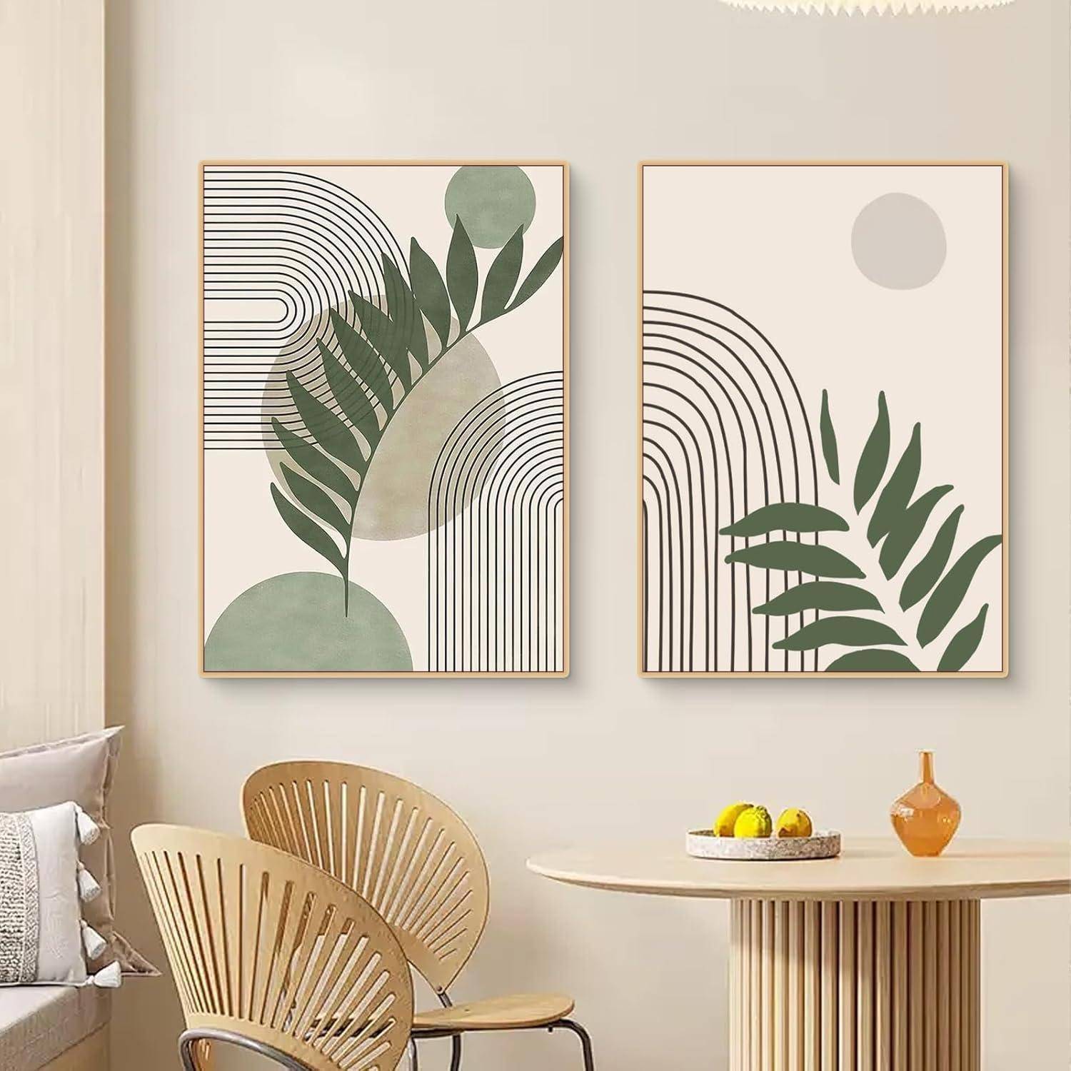 Minimalistischer Raum mit zwei modernen botanischen Kunstwerken an der Wand, einem runden Tisch mit Obst und einem Korbstuhl, der eine ruhige Atmosphäre schafft.