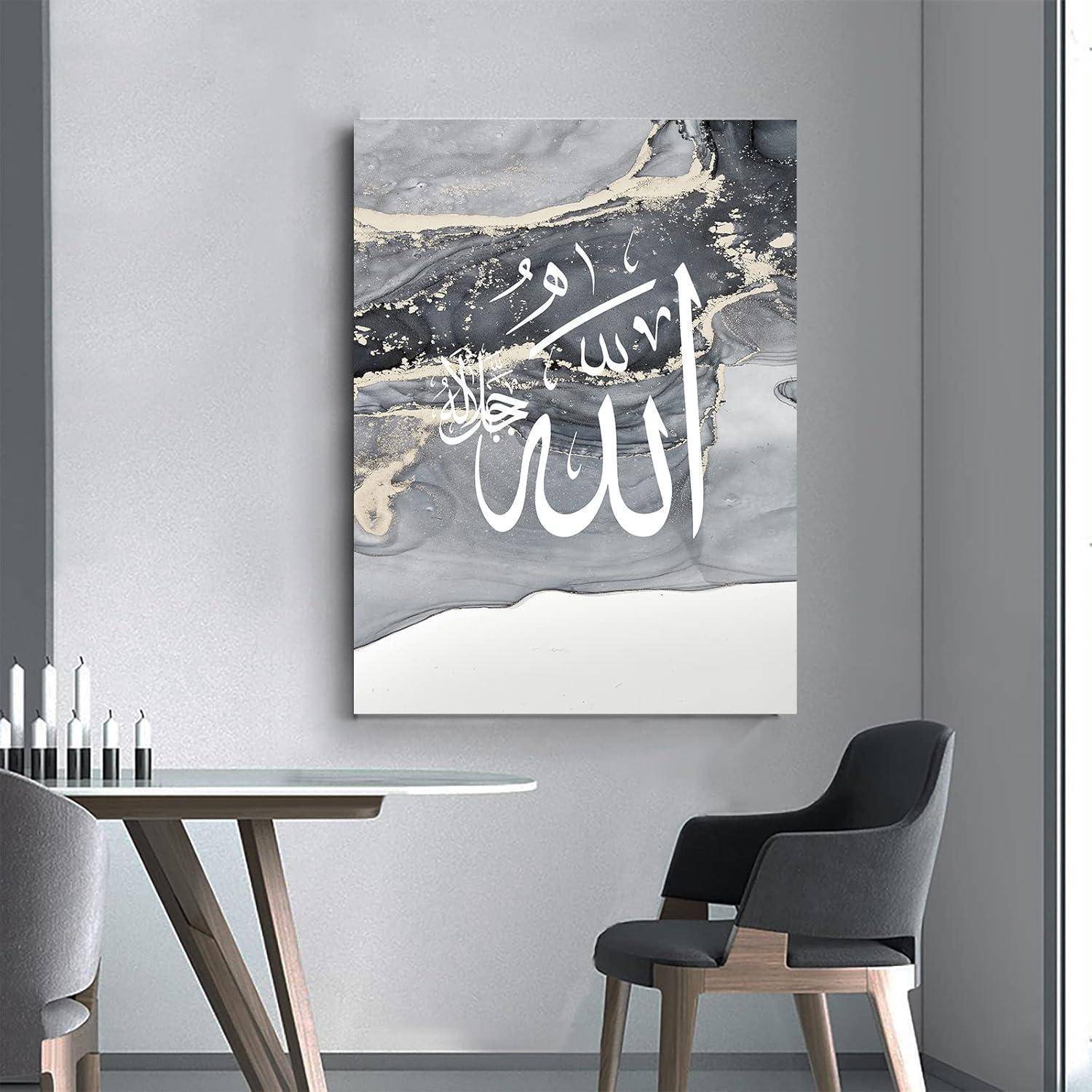 Ein moderner Essbereich präsentiert ein großes abstraktes Gemälde mit arabischer Kalligraphie an der Wand, einen Tisch mit dekorativen Kerzen und graue Stühle.