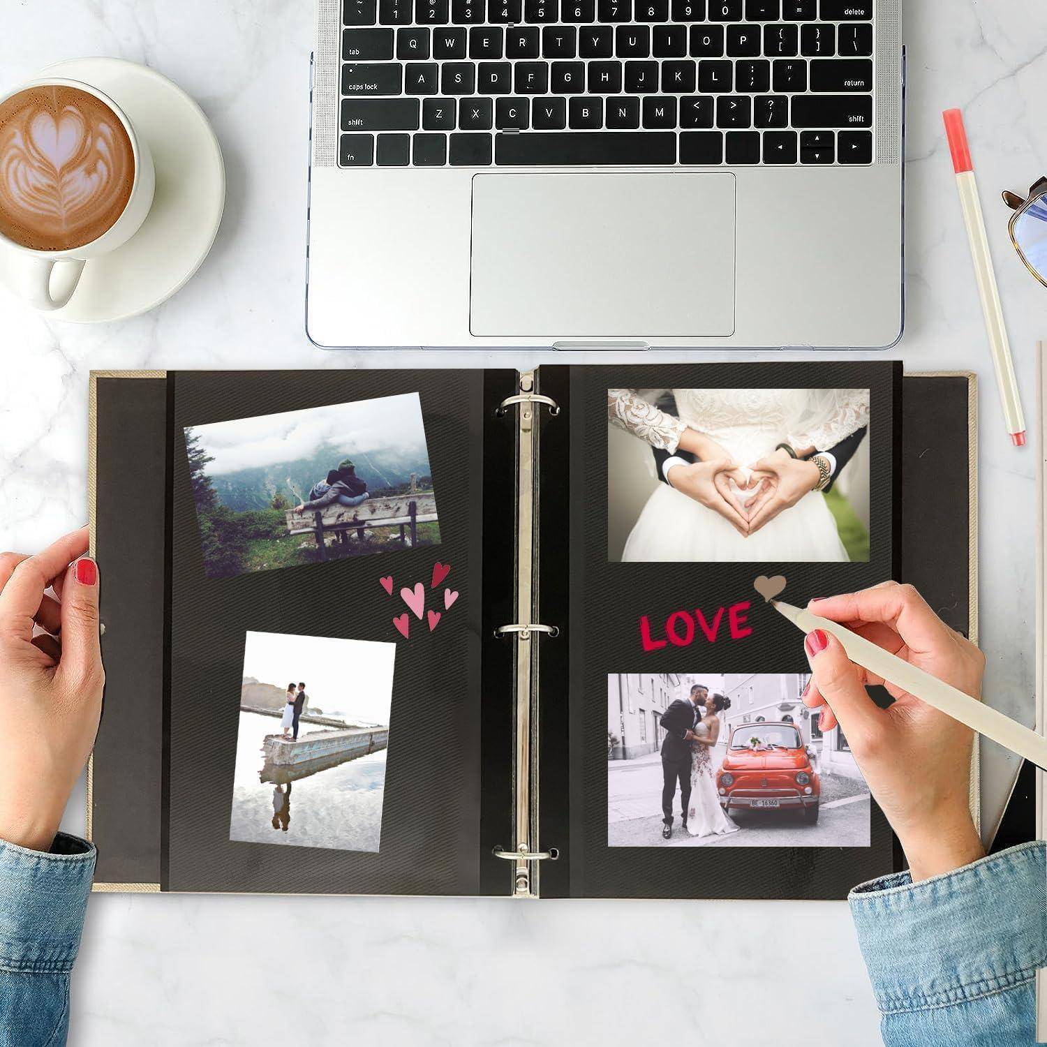 Eine Person gestaltet ein Fotoalbum auf einem Tisch mit einer Kaffeetasse und einem Laptop, wobei Fotos von Paaren und Herzmotive verwendet werden, die Liebe und Erinnerungen betonen.