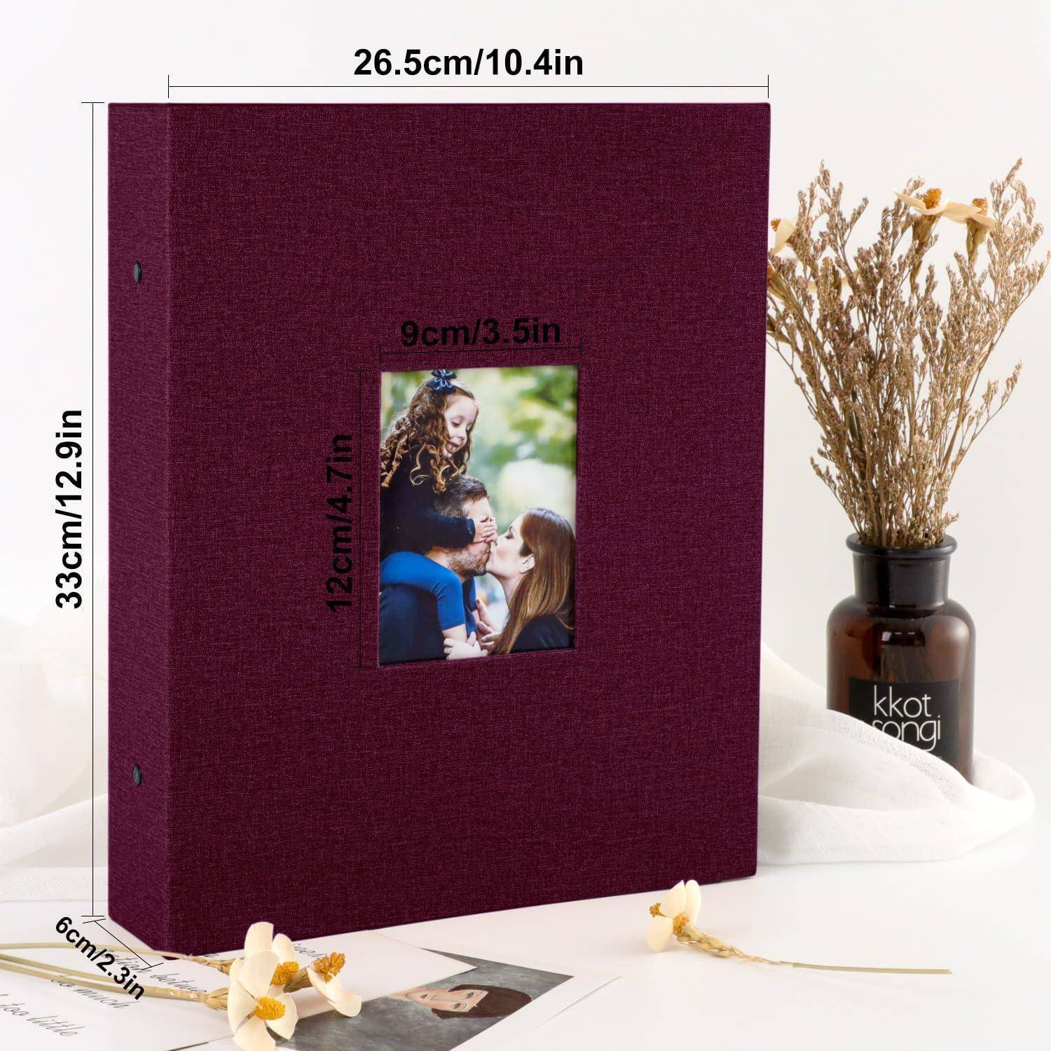Ein dunkelroter Fotoalbum steht vertikal auf einem Tisch. Es hat Abmessungen von 26,5 cm mal 33 cm. Ein kleineres Foto wird in der Mitte präsentiert.