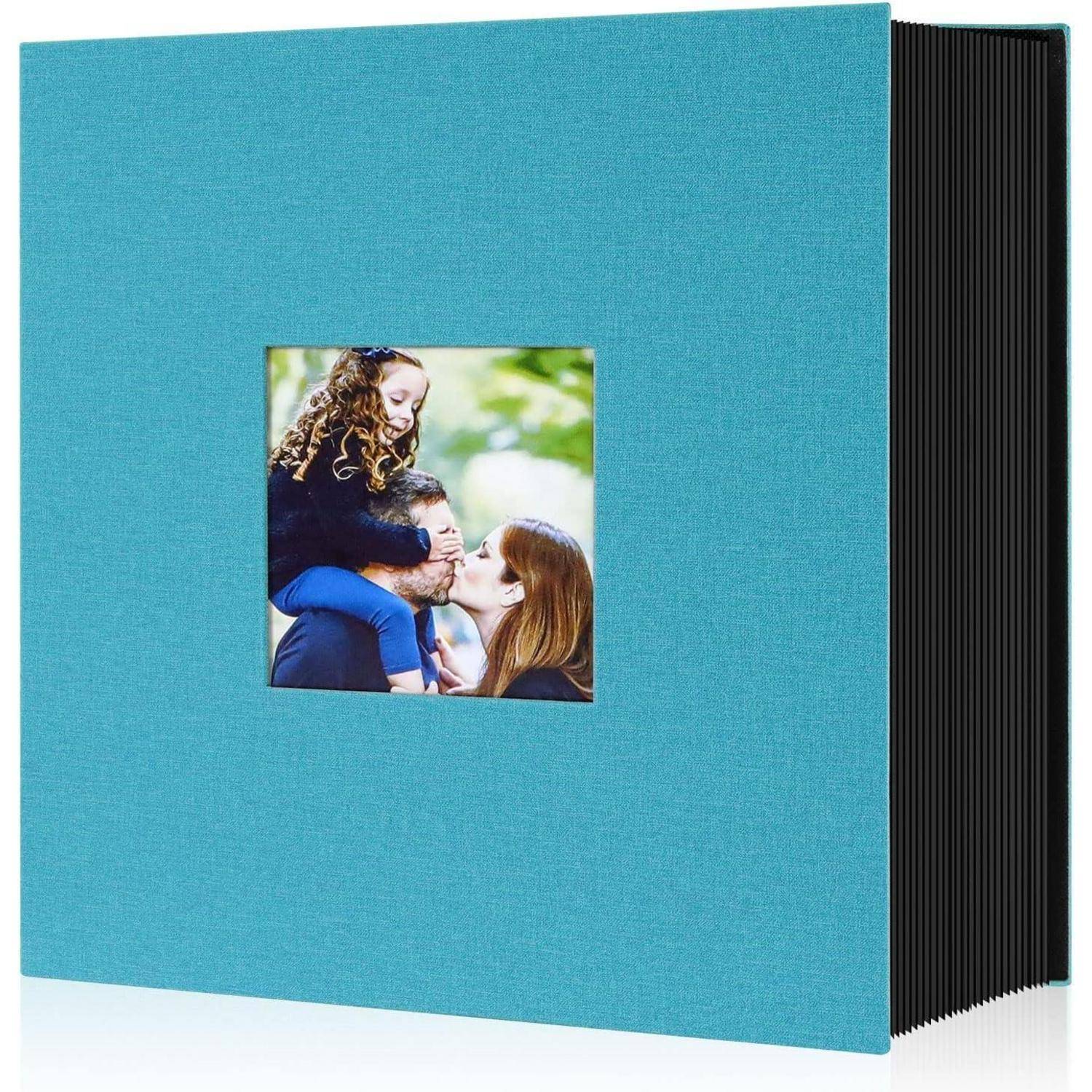 Ein blaues Fotoalbum mit einem Fenster, das ein Familienfoto zeigt; ein Mann, eine Frau und ein Kind teilen einen fröhlichen Moment im Freien.