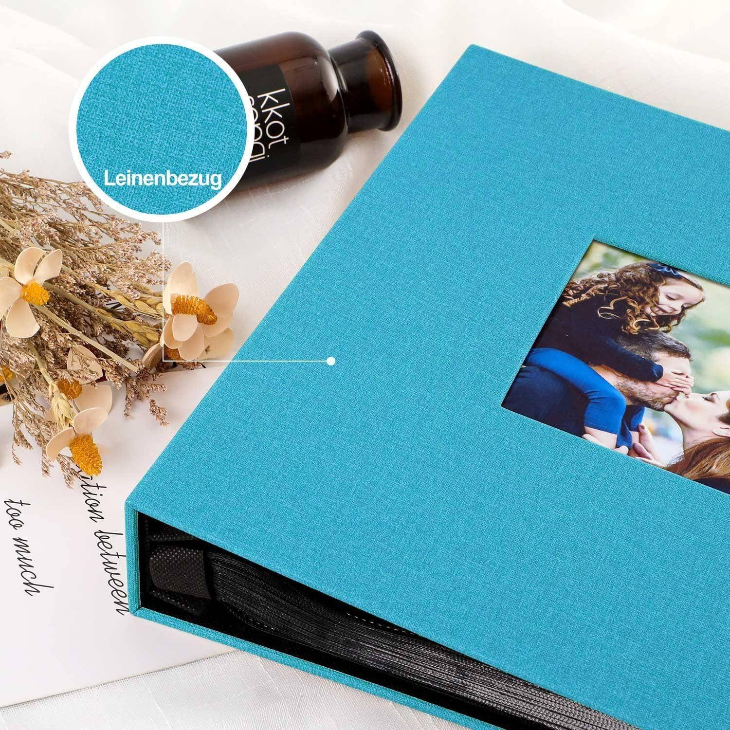 Ein blaues Fotoalbum mit einem eingelassenen Familienfoto, das neben getrockneten Blumen und einer kleinen Flasche gezeigt wird. Ein Kreis hebt den Leinenbezug hervor.