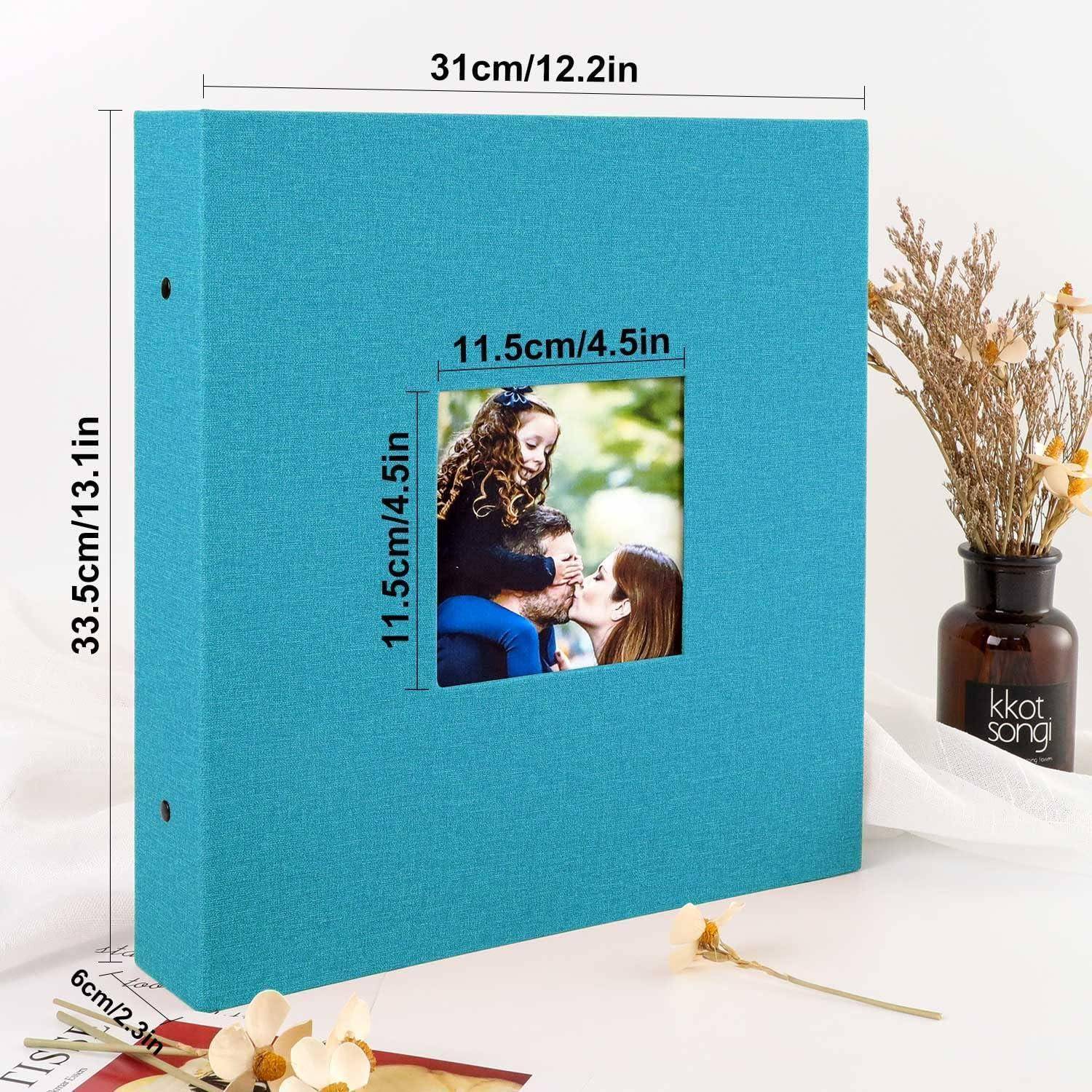 Ein türkisfarbenes Fotoalbum mit den Maßen 33,5 cm mal 31 cm. Ein quadratisches Fenster zeigt ein Familienfoto. Eine Vase mit Blumen steht daneben.