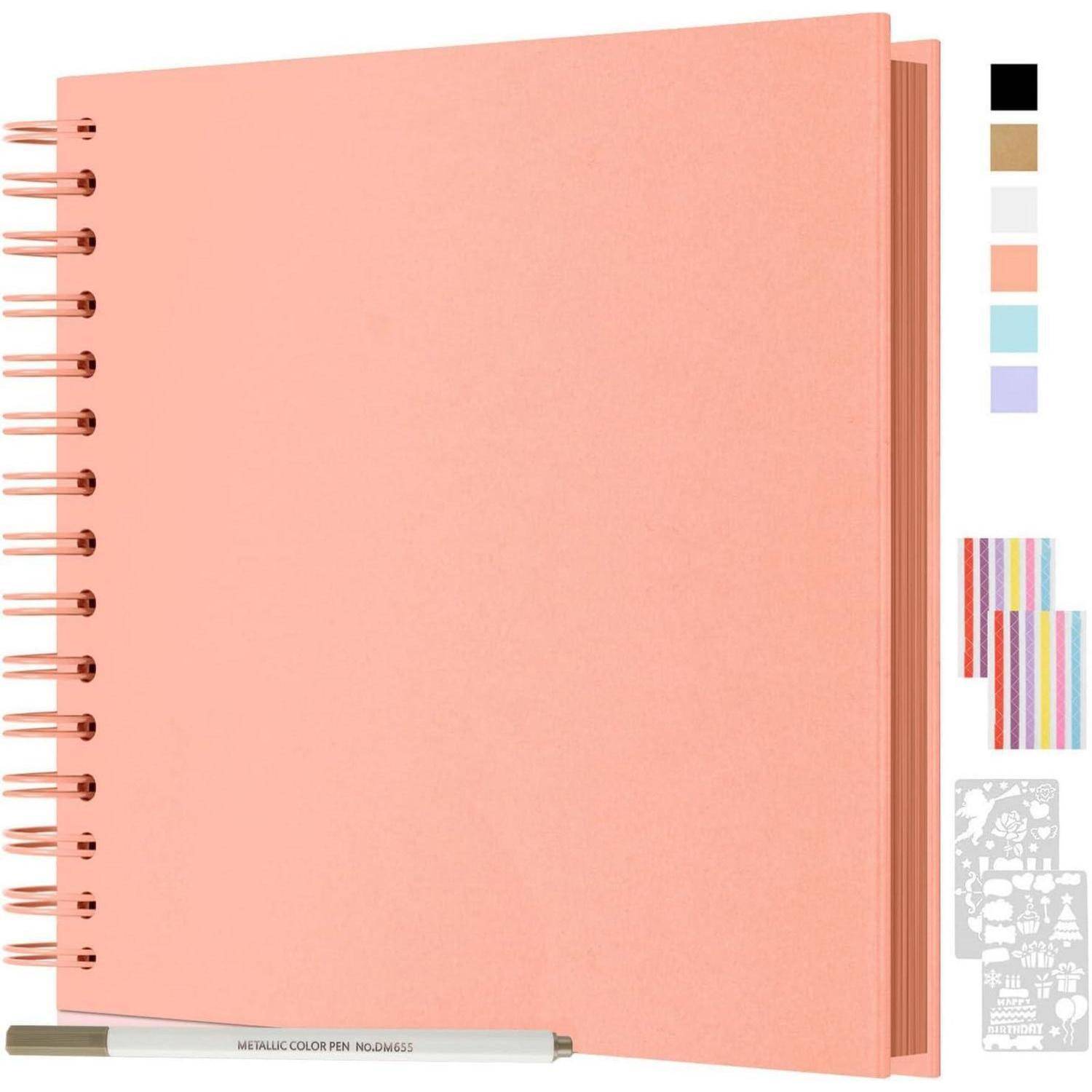 Spiralgebundenes rosa Notizbuch mit einem metallischen Stift, Schablone und verschiedenen Stickern. Perfekt für kreatives Journaling oder Scrapbooking.