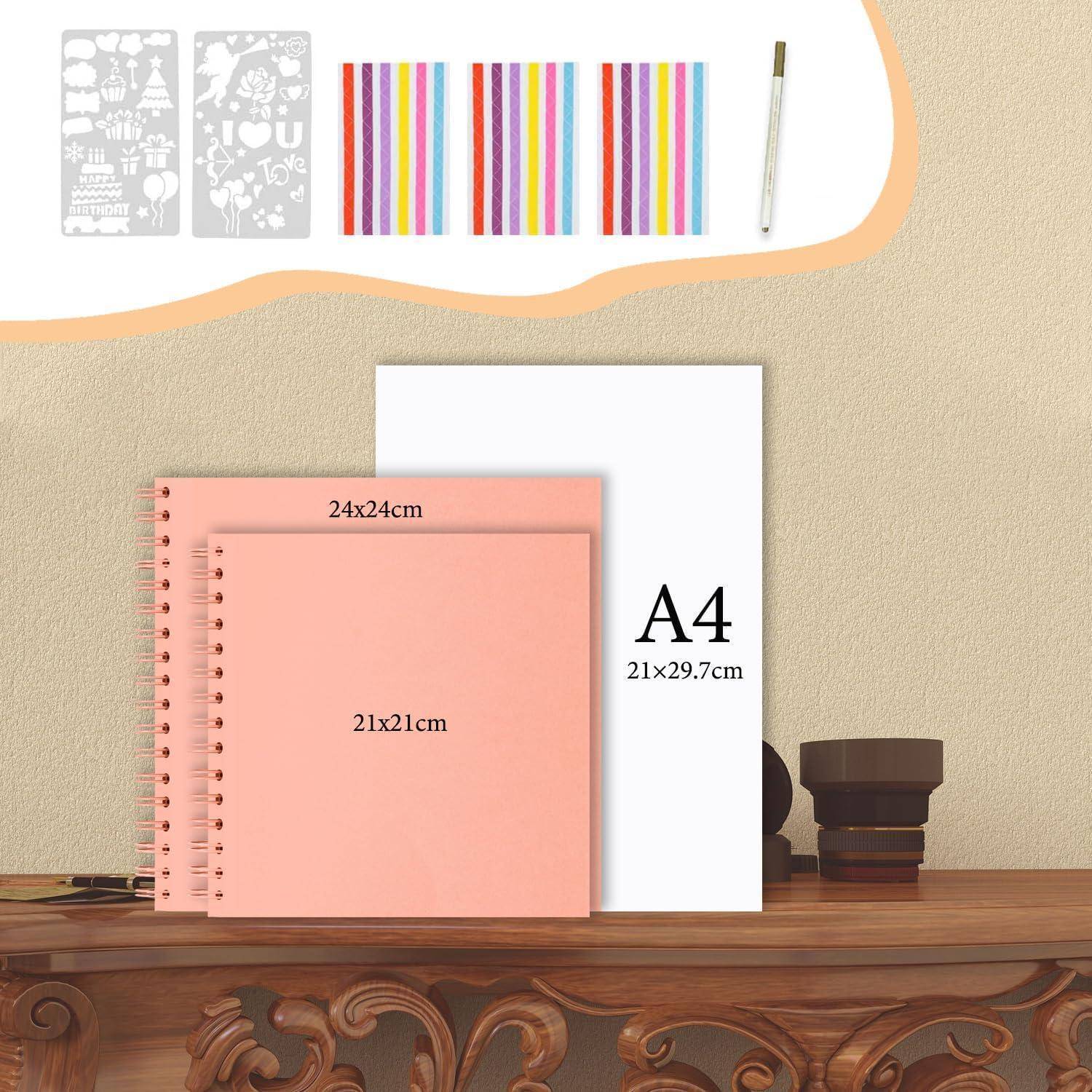 Zwei Notizbücher, eines mit 21x21 cm und ein anderes mit 24x24 cm, neben einem A4-Notizbuch (21x29,7 cm). Ausgestattet mit Buntstiften, Schablonen und einem Stift.