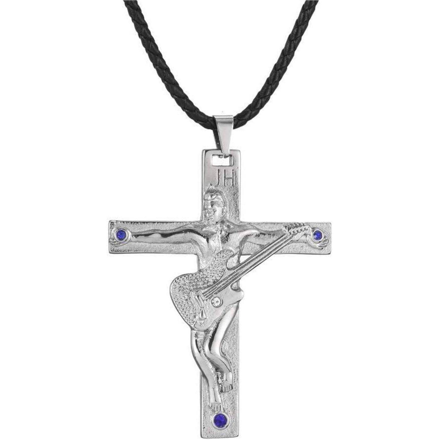 Eine Silberkreuz-Anhänger mit einer skulptierten Figur, die eine E-Gitarre spielt, verziert mit kleinen blauen Edelsteinen an jedem Ende.