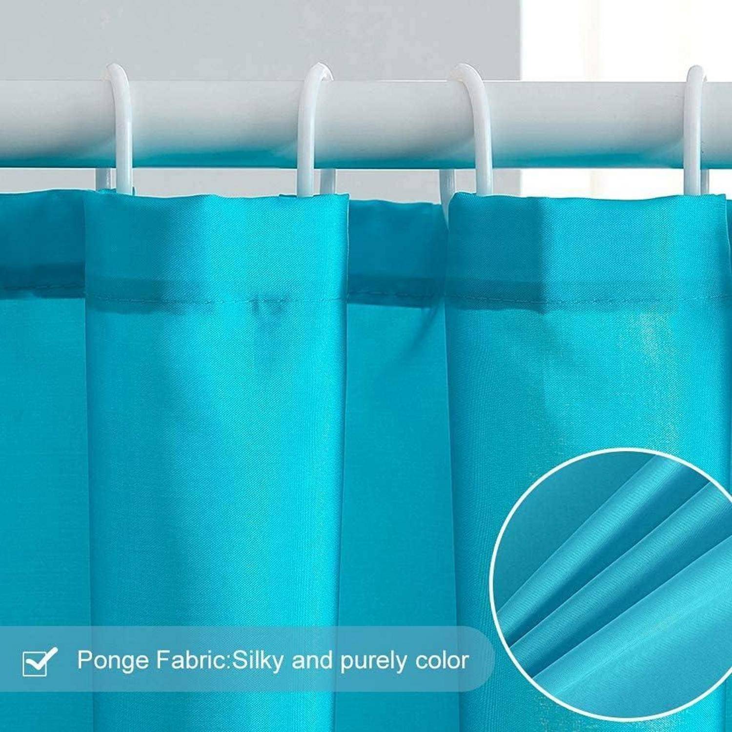 Eine Nahaufnahme von blauen Vorhängen, die an einer Stange hängen. Der Text im Bild liest sich: 'Ponge Fabric: Seidig und rein in Farbe' mit Gewebestruktur-Details.