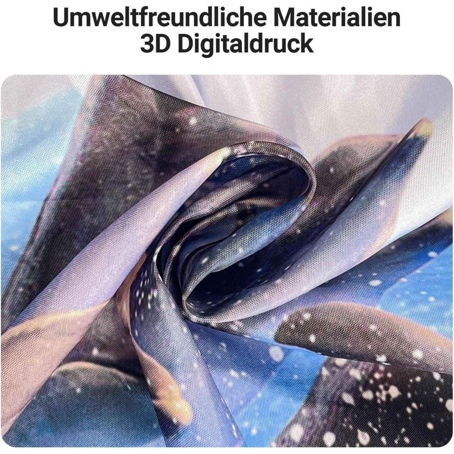 Detailaufnahme eines Stoffs mit einem Sternenhimmel-Design. Der Schriftzug oben lautet 