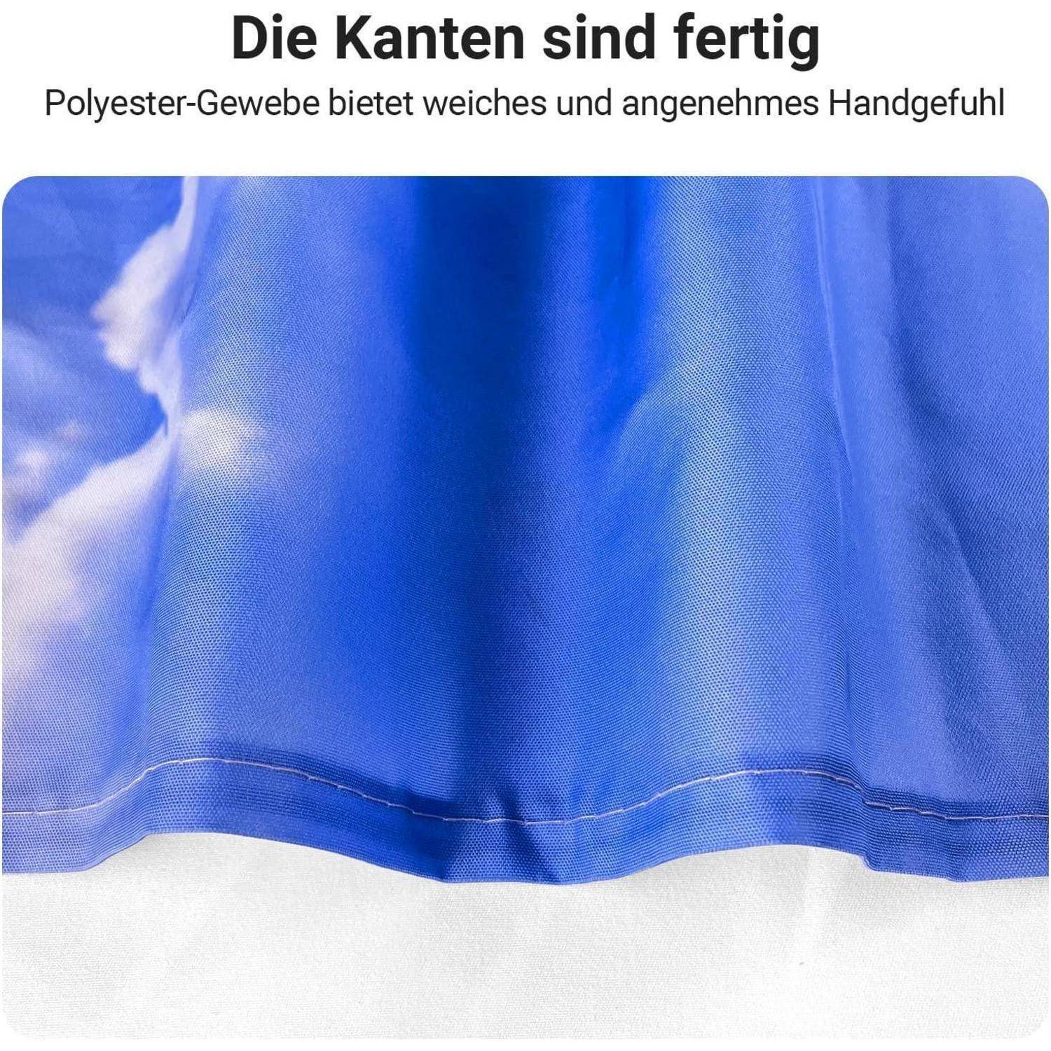 Eine Nahaufnahme des Randes eines blauen Polyesterstoffs mit Wolken, die die abgeschlossene Naht hervorheben und Weichheit und Komfort betonen.