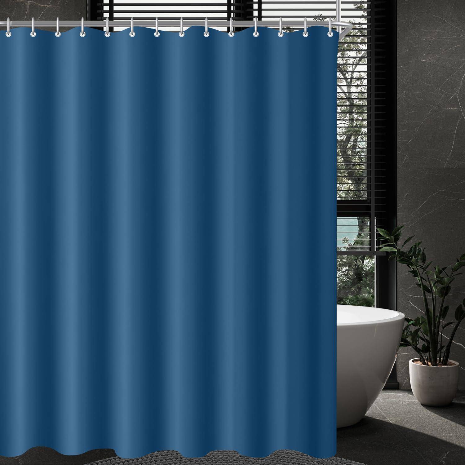 Ein blauer Duschvorhang hängt in einem Badezimmer und verdeckt teilweise ein Fenster. Eine Topfpflanze ist in der Nähe des Fensters positioniert und bringt Grün in den Raum.