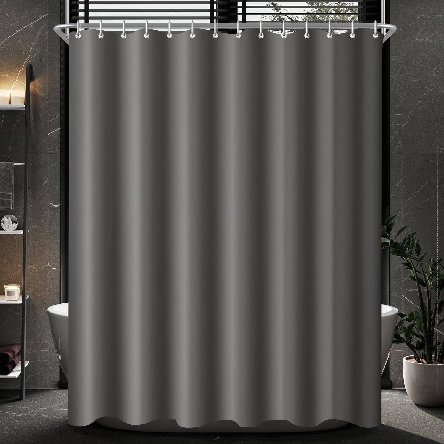 Ein modernes Badezimmer mit einem grauen Duschvorhang, der teilweise eine weiße Badewanne offenbart. Schwarze Wände und ein Regal mit Handtüchern auf der linken Seite.