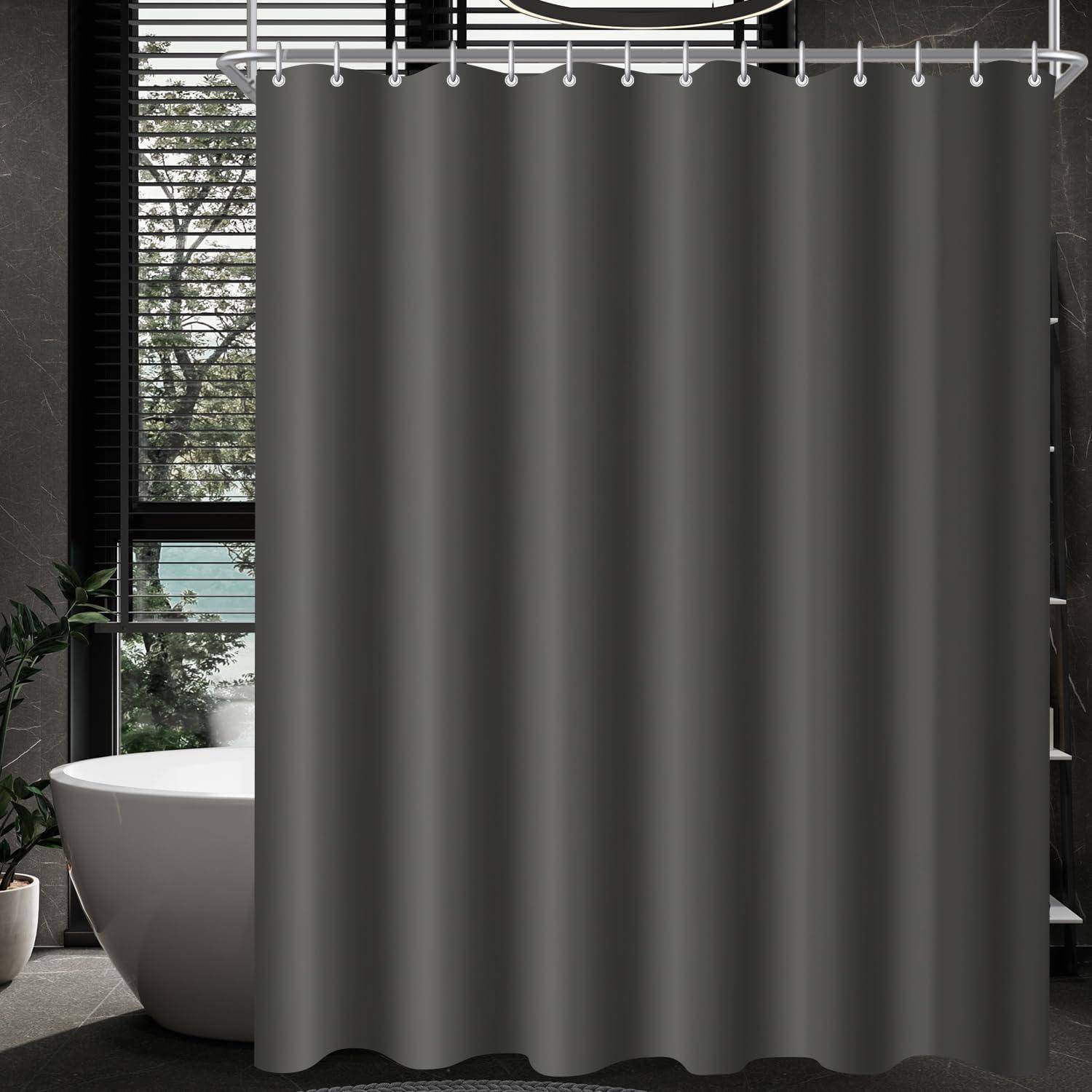 Ein modernes Badezimmer zeigt eine weiße freistehende Badewanne neben einem großen Fenster mit Jalousien. Ein dunkelgrauer Duschvorhang hängt an einer Metallstange.